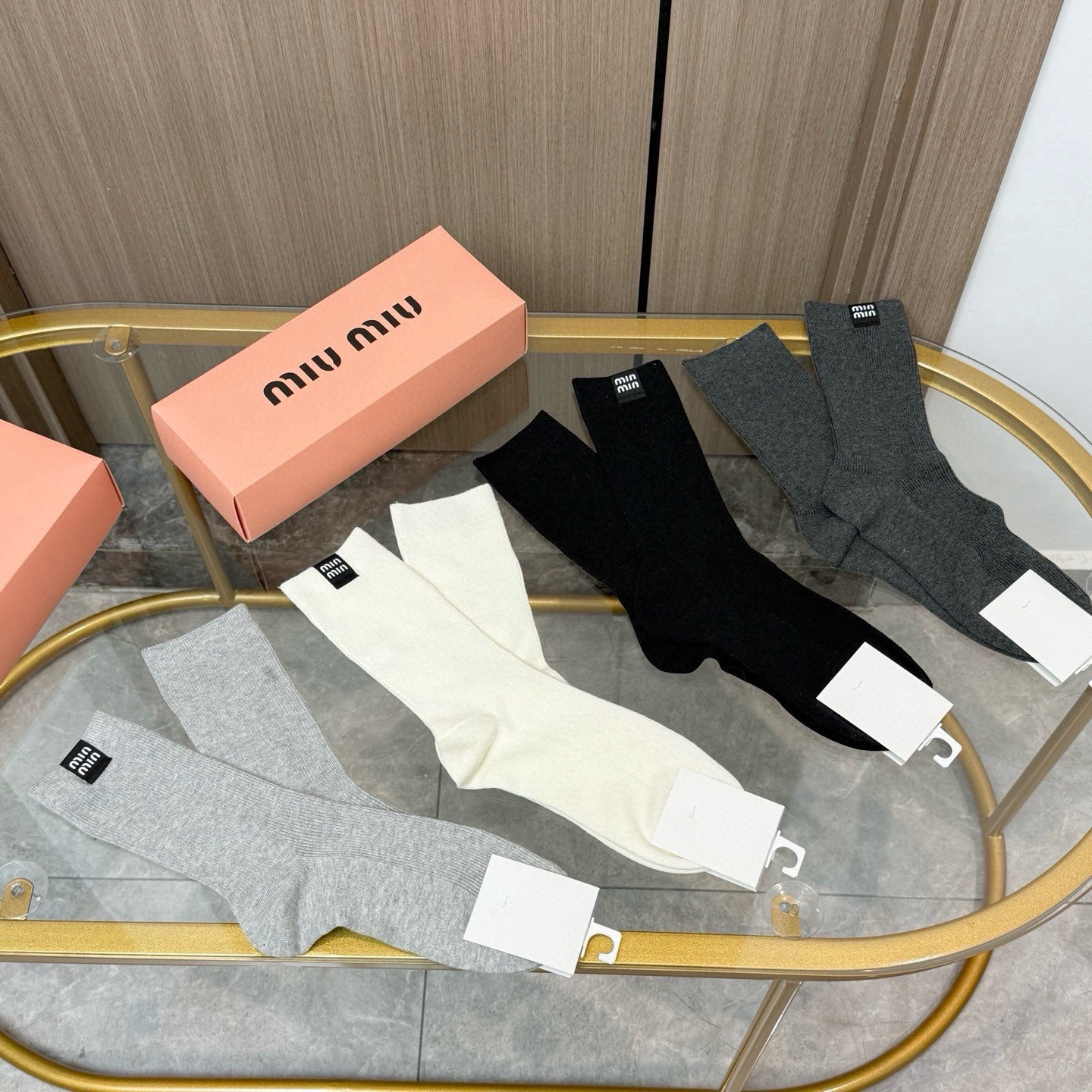 配包装【一盒四双】MIUMIU 缪缪高版本 ～好看到爆炸 MIUMIU 袜子🔥双针烫印中筒袜，超精致🔥🔥