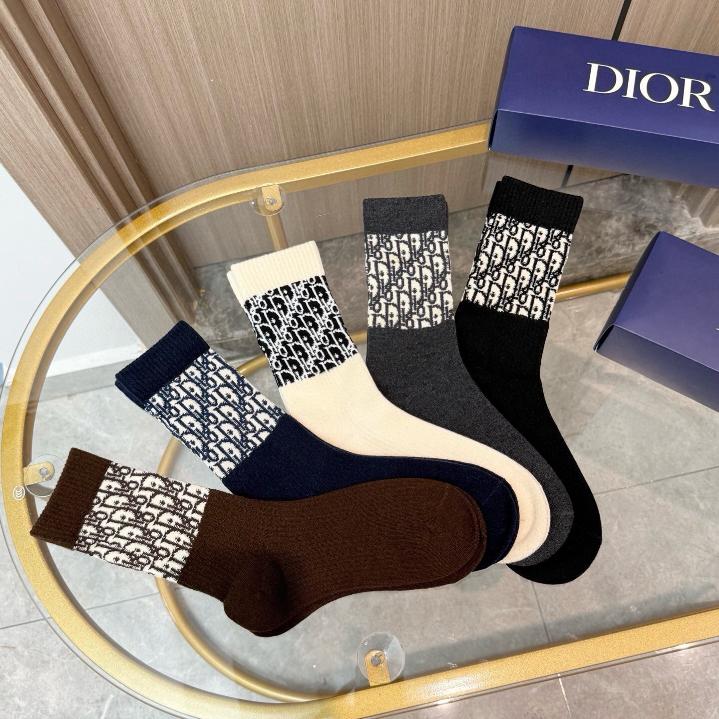 配包装【一盒五双】DIOR 迪奥高版本 ～好看到爆炸 Dior 袜子🔥提花羊绒袜，超软糯🔥🔥潮人必不能少