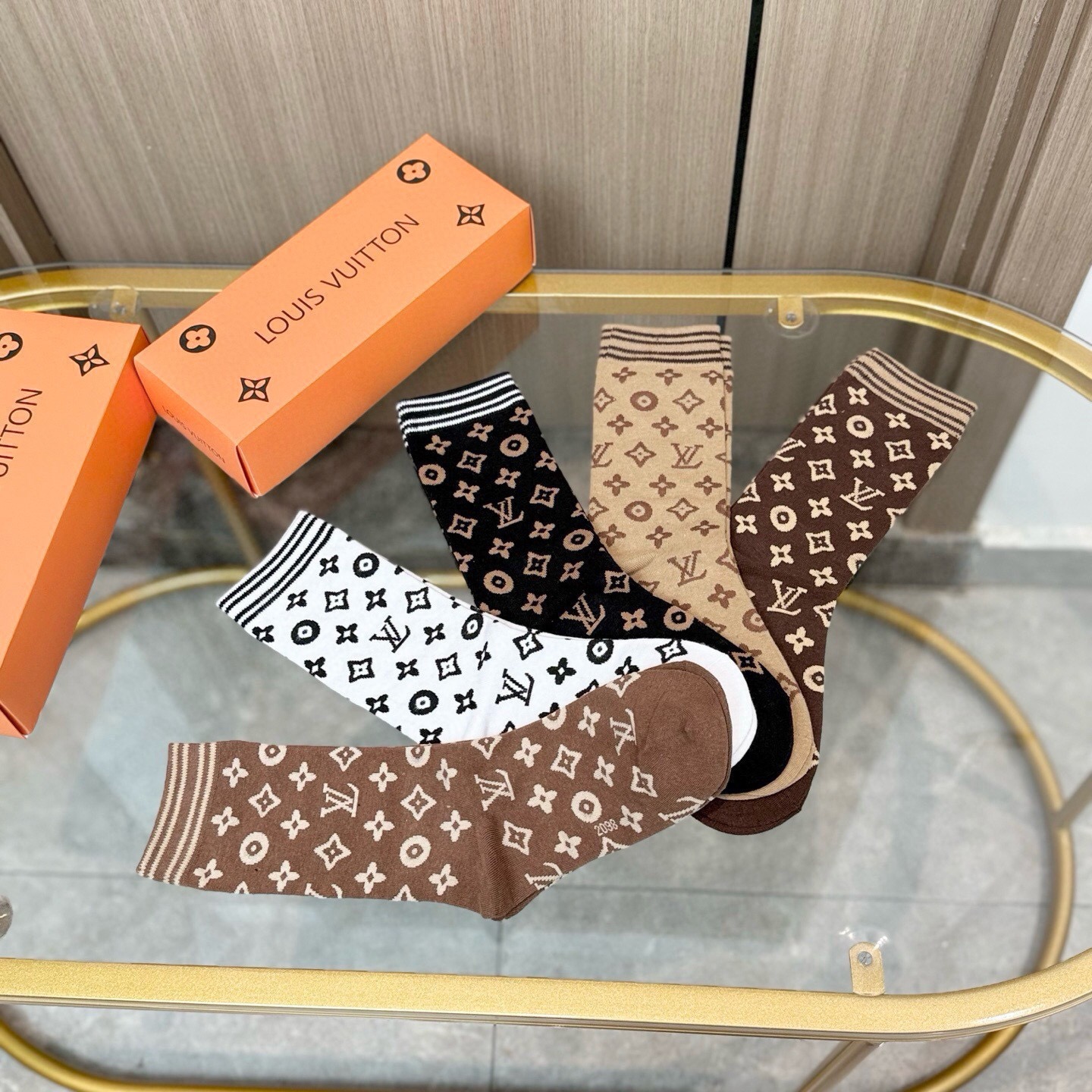 配包装【一盒五双】🌟LV 路易威登 爆款 长筒袜🌟高版本 ～好看到爆炸 欧美大牌长筒袜🔥🌟潮人必不能少的