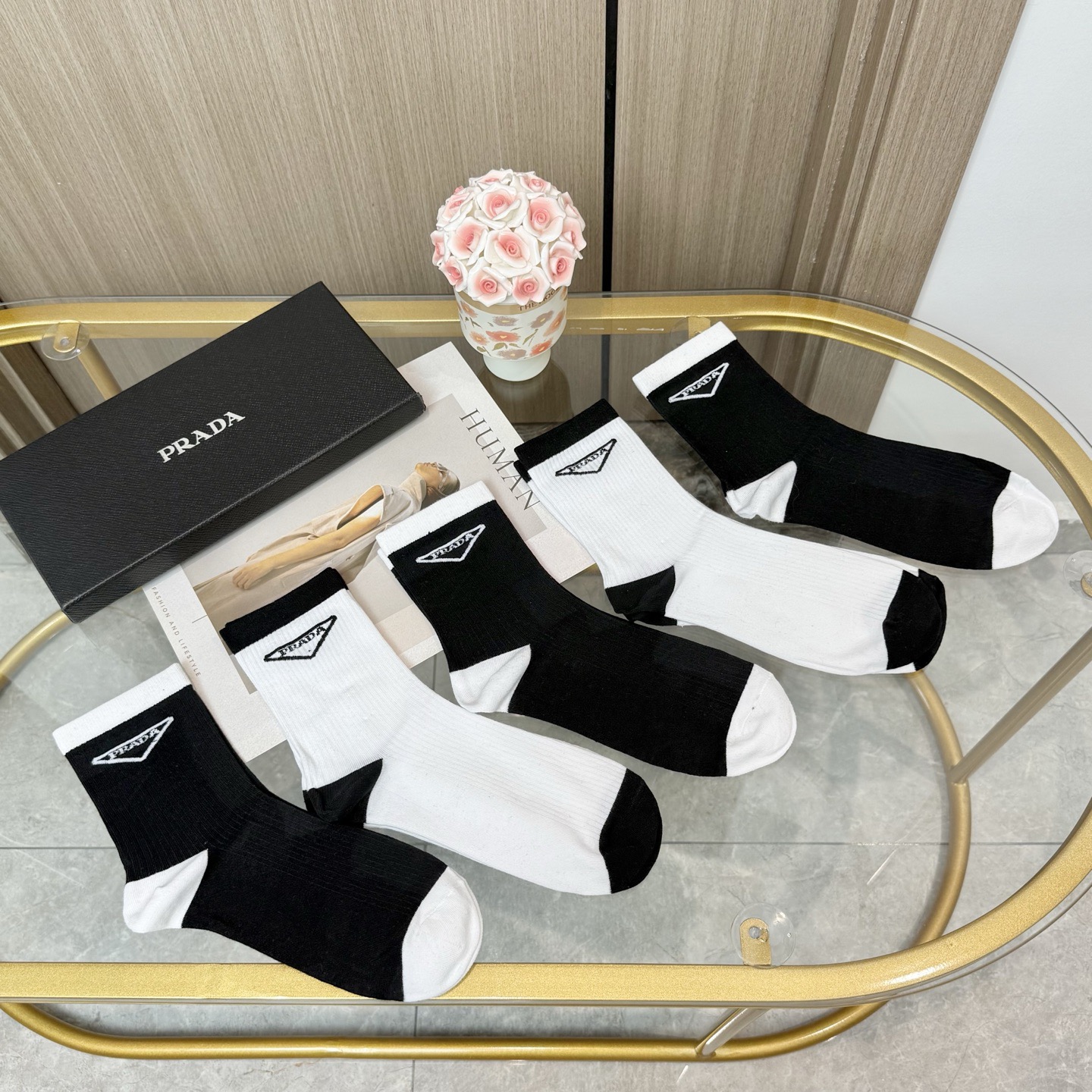配包装【一盒五双】🌟PRADA 普拉达 爆款高筒袜🌟高版本 ～好看到爆炸 欧美大牌高筒袜🔥🌟潮人必不能少