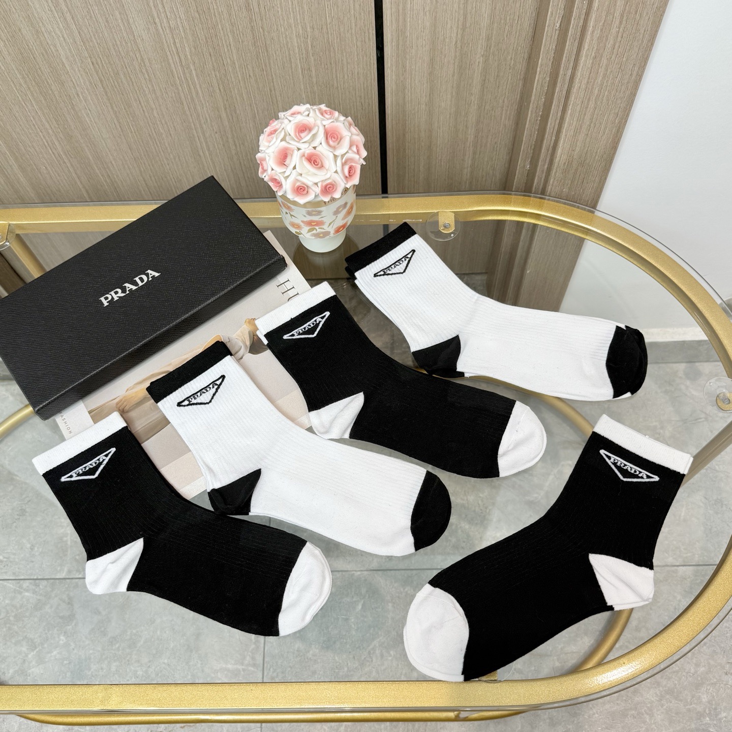 配包装【一盒五双】🌟PRADA 普拉达 爆款高筒袜🌟高版本 ～好看到爆炸 欧美大牌高筒袜🔥🌟潮人必不能少