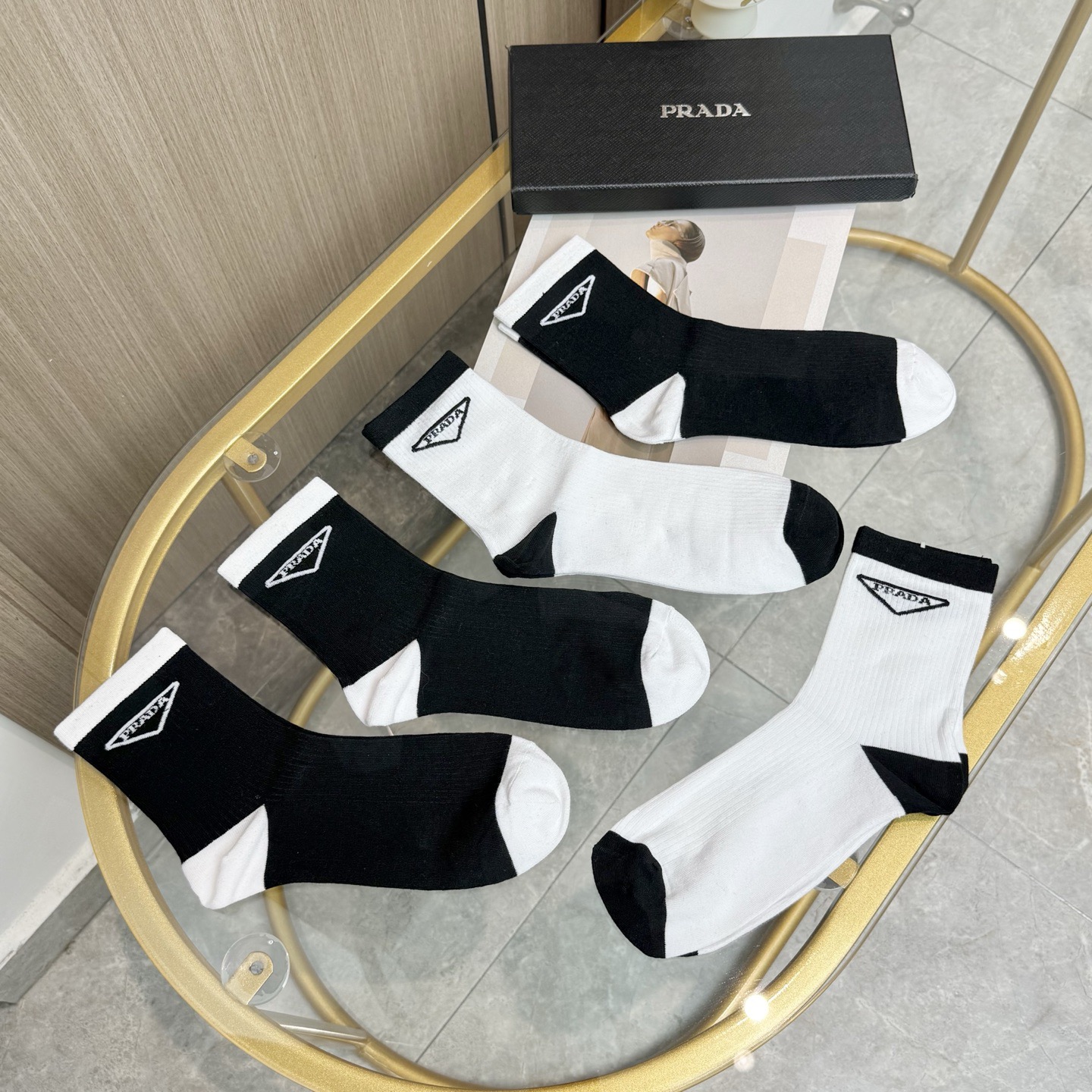 配包装【一盒五双】🌟PRADA 普拉达 爆款高筒袜🌟高版本 ～好看到爆炸 欧美大牌高筒袜🔥🌟潮人必不能少