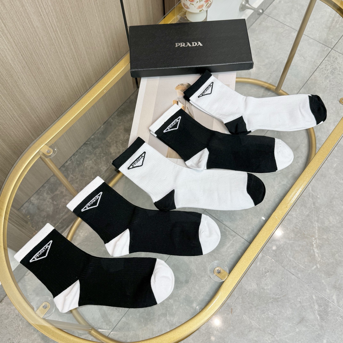 配包装【一盒五双】🌟PRADA 普拉达 爆款高筒袜🌟高版本 ～好看到爆炸 欧美大牌高筒袜🔥🌟潮人必不能少