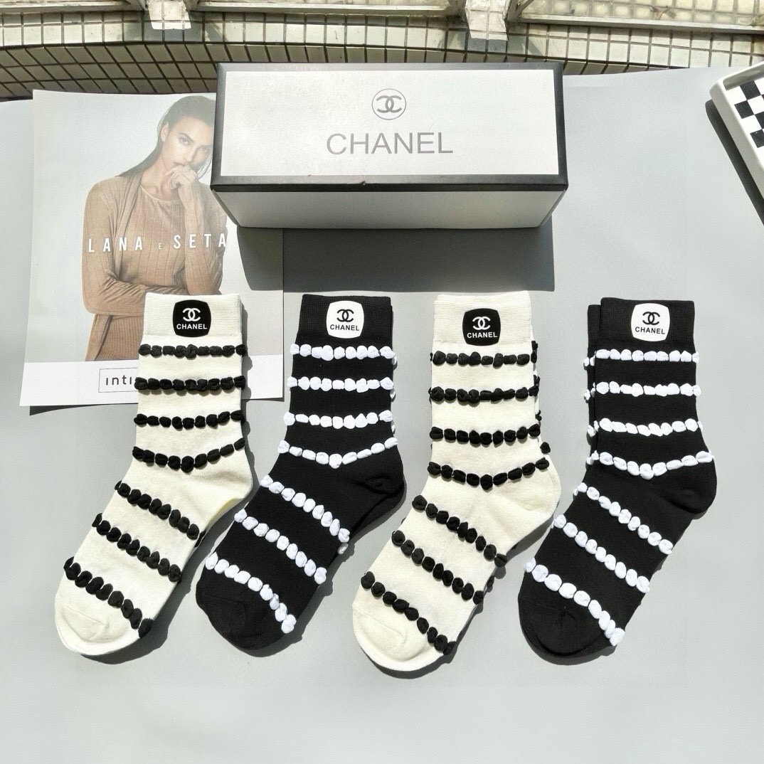 配包装【一盒四双】🌟CHANEL香奈儿 爆款中筒袜🌟高版本 ～好看到爆炸 欧美大牌中筒袜🔥🌟潮人必不能少