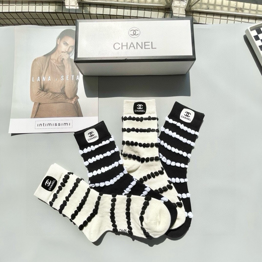 配包装【一盒四双】🌟CHANEL香奈儿 爆款中筒袜🌟高版本 ～好看到爆炸 欧美大牌中筒袜🔥🌟潮人必不能少