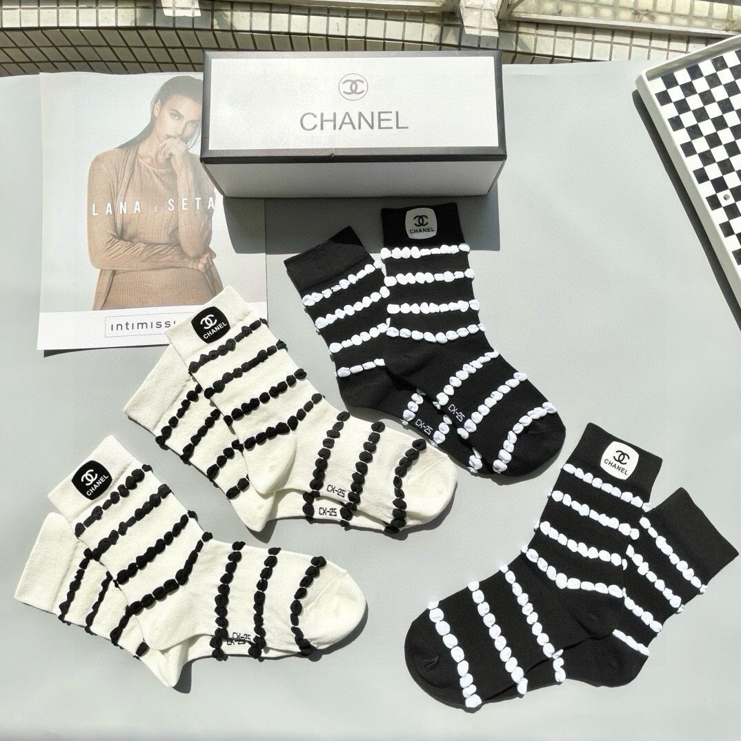 配包装【一盒四双】🌟CHANEL香奈儿 爆款中筒袜🌟高版本 ～好看到爆炸 欧美大牌中筒袜🔥🌟潮人必不能少