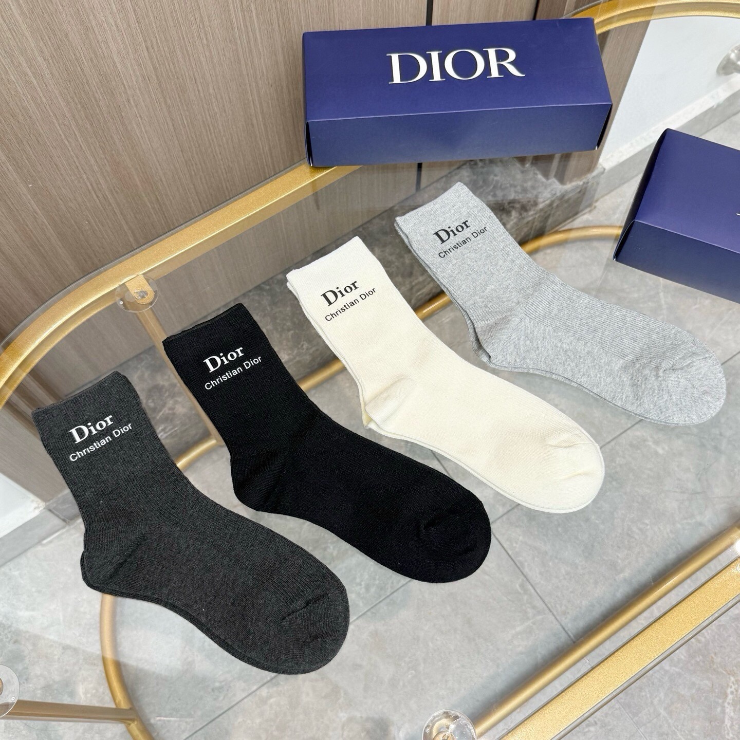 配包装【一盒四双】DIOR 迪奥高版本 ～好看到爆炸 Dior 袜子🔥双针烫印中筒袜，超软糯🔥🔥潮人必不