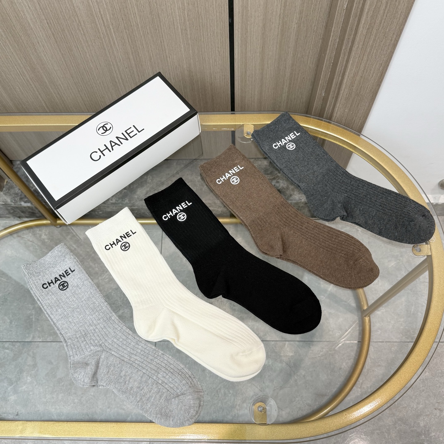 【一盒五双】CHANEL香奈儿高版本 ～好看到爆炸小香 袜子🔥高筒袜，超软糯🔥🔥潮人必不能少的CHANE