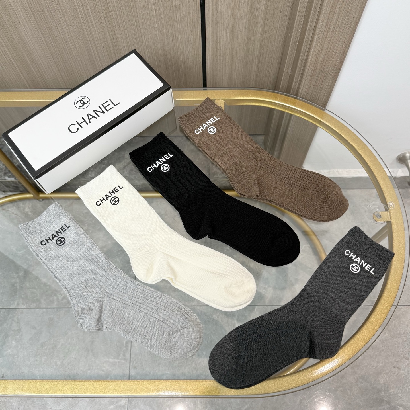 【一盒五双】CHANEL香奈儿高版本 ～好看到爆炸小香 袜子🔥高筒袜，超软糯🔥🔥潮人必不能少的CHANE
