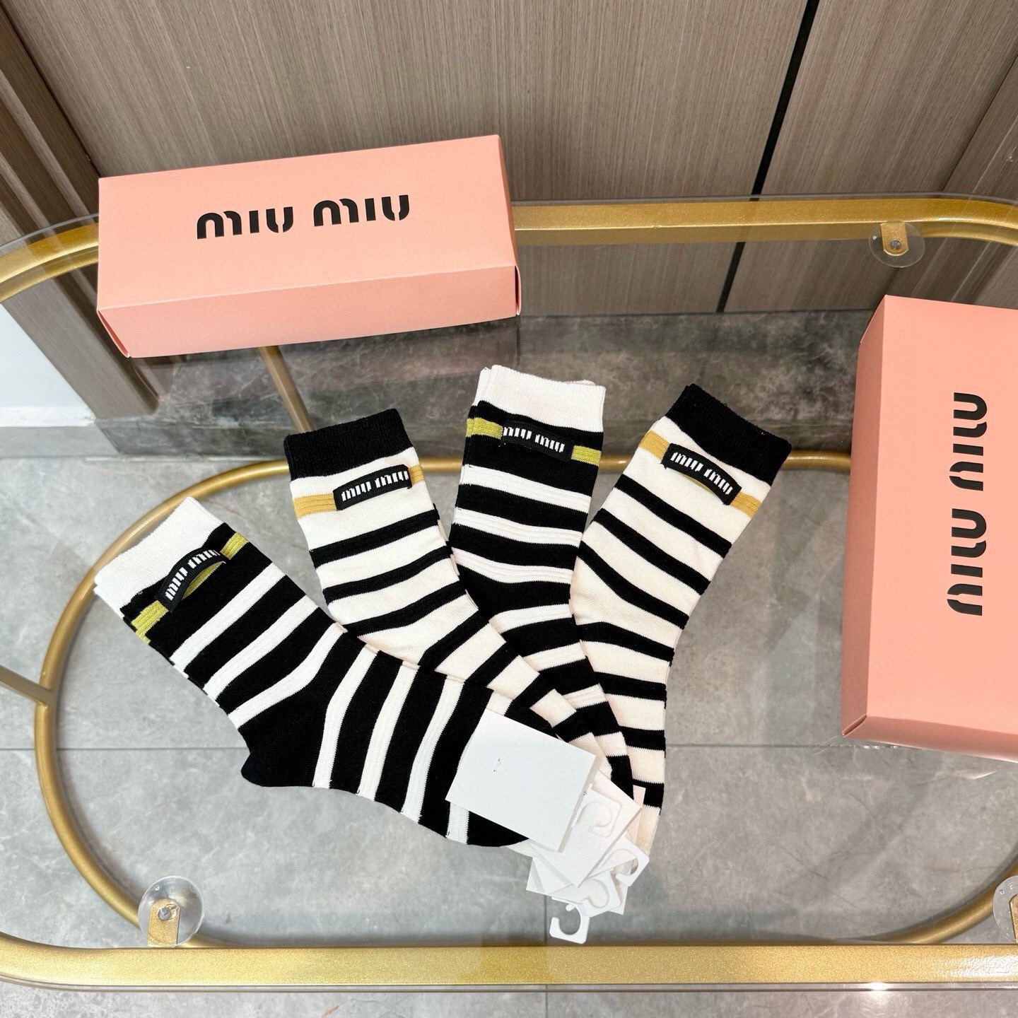 配包装【一盒四双】miumiu · 缪缪❗️高品质。超级爆款网红袜子❗️miu家官网同步饰品字母中筒袜，