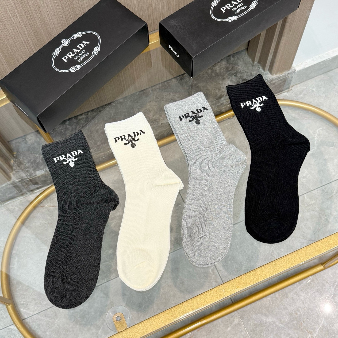 配包装【一盒四双】PRADA 普拉达高版本 ～好看到爆炸 PRADA 袜子。双针烫印中筒袜，超精致。。潮
