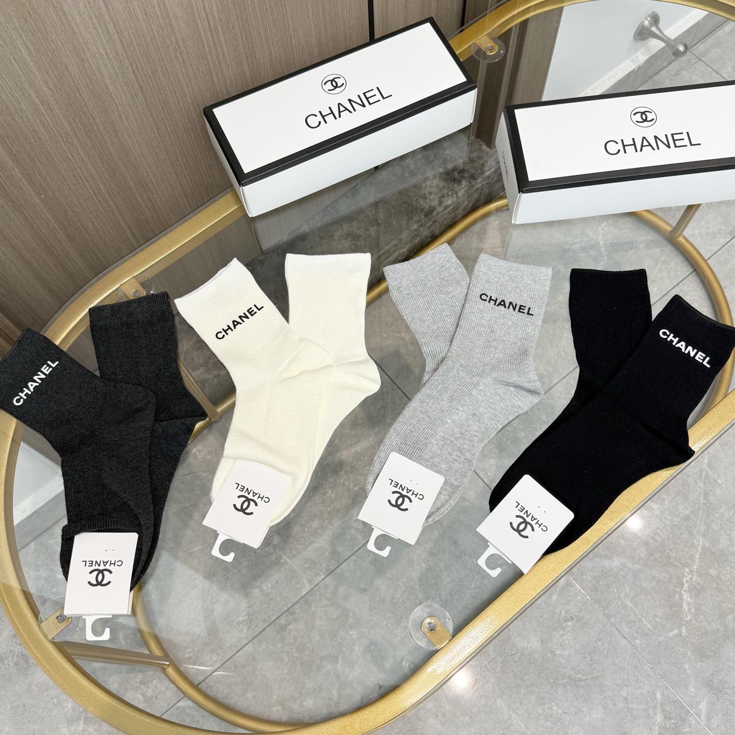 配包装【一盒四双】CHANEL 香奈儿高版本 ～好看到爆炸 CHANEL 袜子。双针烫印中筒袜，超精致。
