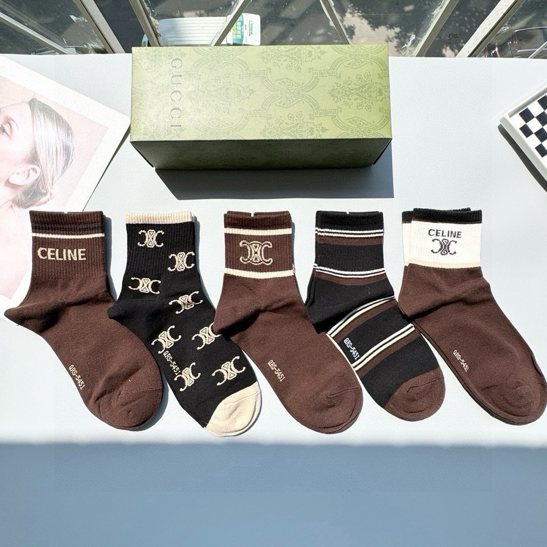 NO:813025,Comes with packaging [five pairs in a box] Celine’s hot-selling mid-calf socks, a high version ~ very good to see. European and American big-name mid-calf socks are indispensable for fashionistas. They are high-quality counter-purchased socks. They are super stylish when paired with them. They are so fashionable~~ Recommended, recommended, recommended~~ A must-have fashionable item!  !  socks, stockings, socks, celine, celine, socks19860909配包装【一盒五双】Celine赛琳 爆款中筒袜高版本 ～好看到爆炸 欧美大牌中筒袜潮人必不能少的专柜代购品质 袜子 ,搭配起来超高逼格 时髦度爆表啊啊啊啊～～推荐推荐推荐～～必入时髦小单品！！袜子,丝袜,袜子,celine,celine,socks,accessory