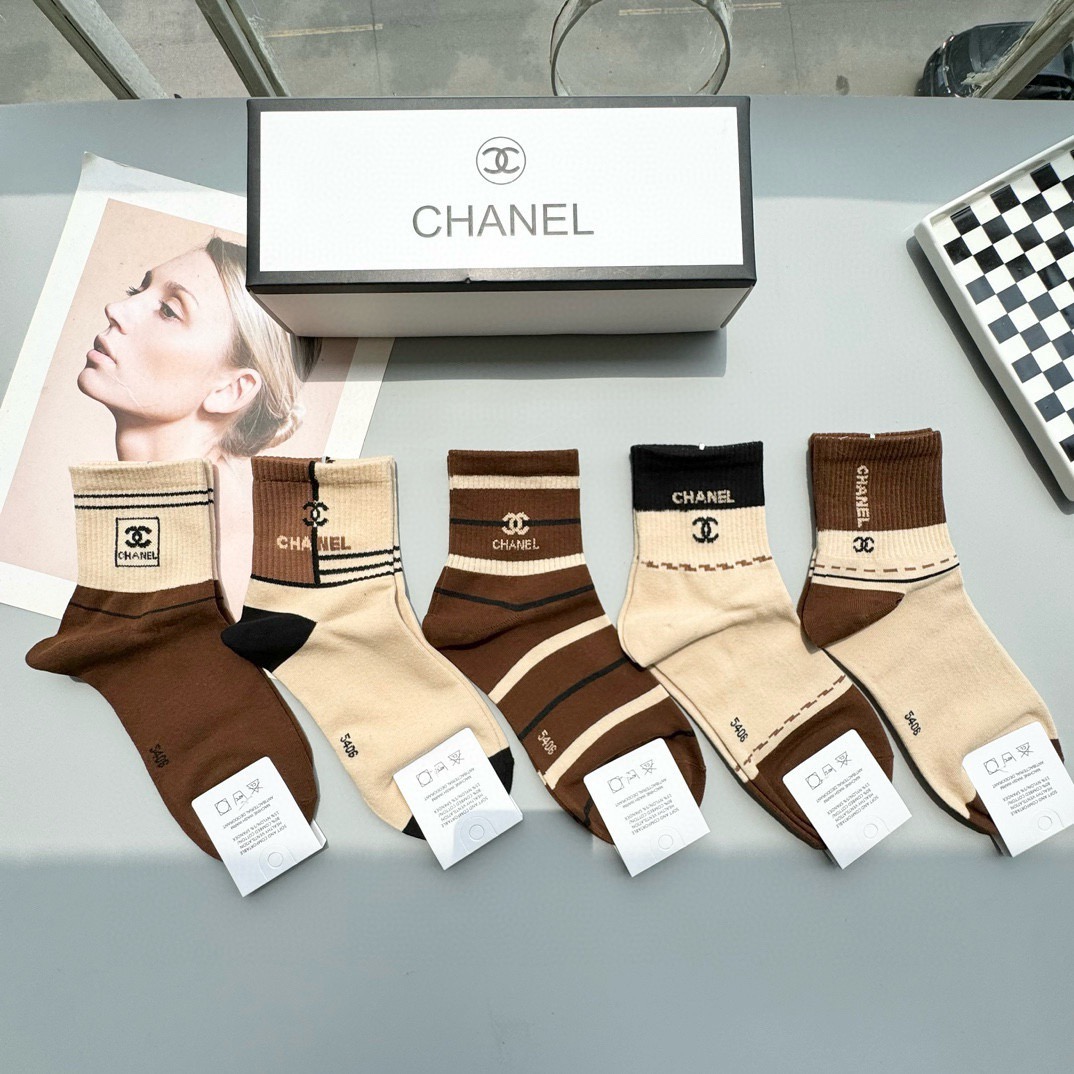 NO:813031,Comes with packaging [five pairs in a box] Chanel's popular high-end card mid-calf socks ~ Very good to see. European and American big-name mid-calf socks are indispensable for fashionistas. They are counter-purchased quality socks. They are super stylish when paired with them. They are so fashionable~~ Recommended, recommended, recommended~~ A must-have fashionable item!  !  socks, stockings, socks, chanel, chanel, socks19860909配包装【一盒五双】Chanel 香奈儿 爆款卡中筒袜高版本 ～好看到爆炸 欧美大牌中筒袜潮人必不能少的专柜代购品质 袜子 ,搭配起来超高逼格 时髦度爆表啊啊啊啊～～推荐推荐推荐～～必入时髦小单品！！袜子,丝袜,袜子,chanel,chanel,socks,accessory