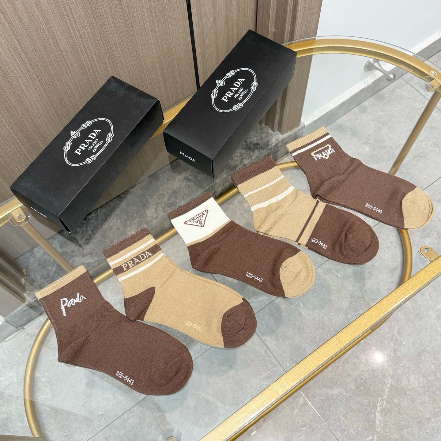 NO:813056,Comes with packaging [five pairs in a box] PRADA’s popular high-end mid-calf socks ~ Very good to see. European and American big-name mid-calf socks are indispensable for fashionistas. They are high-quality counter-purchased socks. They match very well and are extremely fashionable~~ Recommended, recommended, recommended~~ A must-have fashionable item!  !  socks, stockings, socks, prada, prada, socks19860909配包装【一盒五双】PRADA 普拉达 爆款中筒袜高版本 ～好看到爆炸 欧美大牌中筒袜潮人必不能少的专柜代购品质 袜子 ,搭配起来超高逼格 时髦度爆表啊啊啊啊～～推荐推荐推荐～～必入时髦小单品！！袜子,丝袜,袜子,prada,prada,socks,accessory