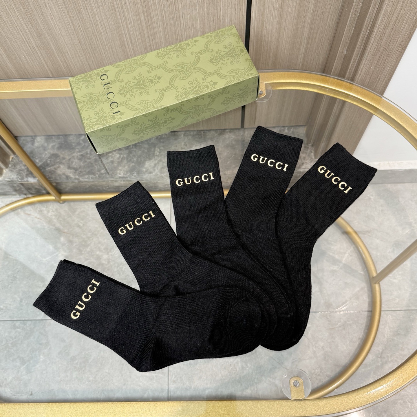 配包装【一盒五双】GUCCI 古奇高版本 ～好看到爆炸 GUCCI 袜子。双针烫印羊绒中筒袜，超软糯。。