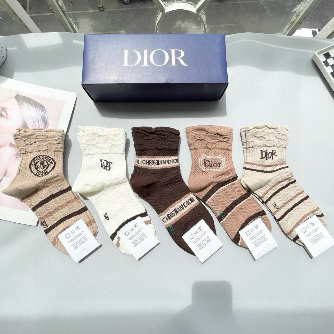 NO:813086,Comes with packaging [five pairs in a box] Dior Dior, a big-name European and American brand. The mid-calf socks for men and women from big-name European and American brands are indispensable for fashionistas. They are a must-have high-quality counter-purchased high-top socks. They look super stylish when paired together. They are so fashionable~~ Recommended, recommended, recommended~~ A must-have fashionable item!  !  !  socks, stockings, socks, dior, dior, socks19860909配包装【一盒五双】欧美大牌 Dior迪奥 好看到爆炸欧美大牌中筒袜男女款潮人必不能少的专柜代购品质高筒袜子 ,搭配起来超高逼格 时髦度爆表啊啊啊啊～～推荐推荐推荐～～必入时髦小单品！！！袜子,丝袜,袜子,dior,dior,socks,accessory