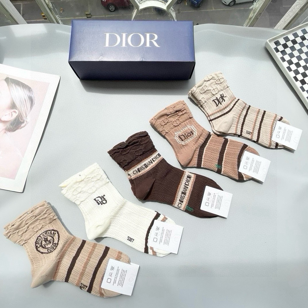 配包装【一盒五双】🌟欧美大牌 Dior迪奥 好看到爆炸欧美大牌中筒袜。男女款🌟潮人必不能少的专柜代购品质