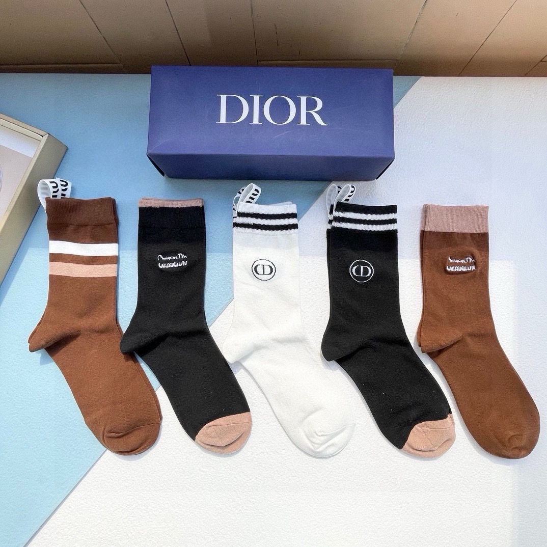 NO:813093,Comes with packaging [five pairs in a box] European and American big-name Dior Dior. The high-quality high-high socks for men and women from European and American big-name brands are indispensable for fashionistas. They are super high-quality when paired with them. They are so fashionable~~ Recommended, recommended, recommended~~ A must-have fashionable item!  !  !  socks, stockings, socks, dior, dior, socks19860909配包装【一盒五双】欧美大牌 Dior迪奥 好看到爆炸欧美大牌高筒袜男女款潮人必不能少的专柜代购品质高筒袜子 ,搭配起来超高逼格 时髦度爆表啊啊啊啊～～推荐推荐推荐～～必入时髦小单品！！！袜子,丝袜,袜子,dior,dior,socks,accessory