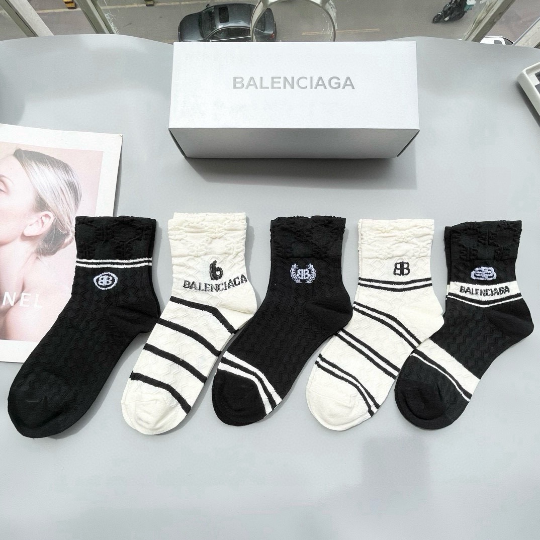 配包装【一盒五双】BALENCIAGA · 巴黎世家🌟 高品质。好看到爆炸欧美大牌中筒袜。男女款🌟潮人必
