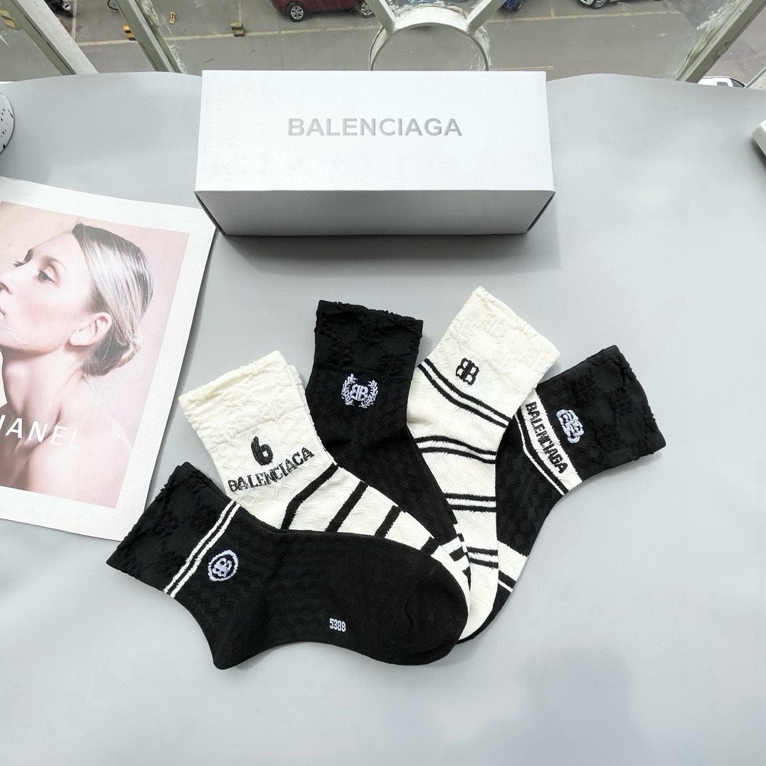 配包装【一盒五双】BALENCIAGA · 巴黎世家🌟 高品质。好看到爆炸欧美大牌中筒袜。男女款🌟潮人必