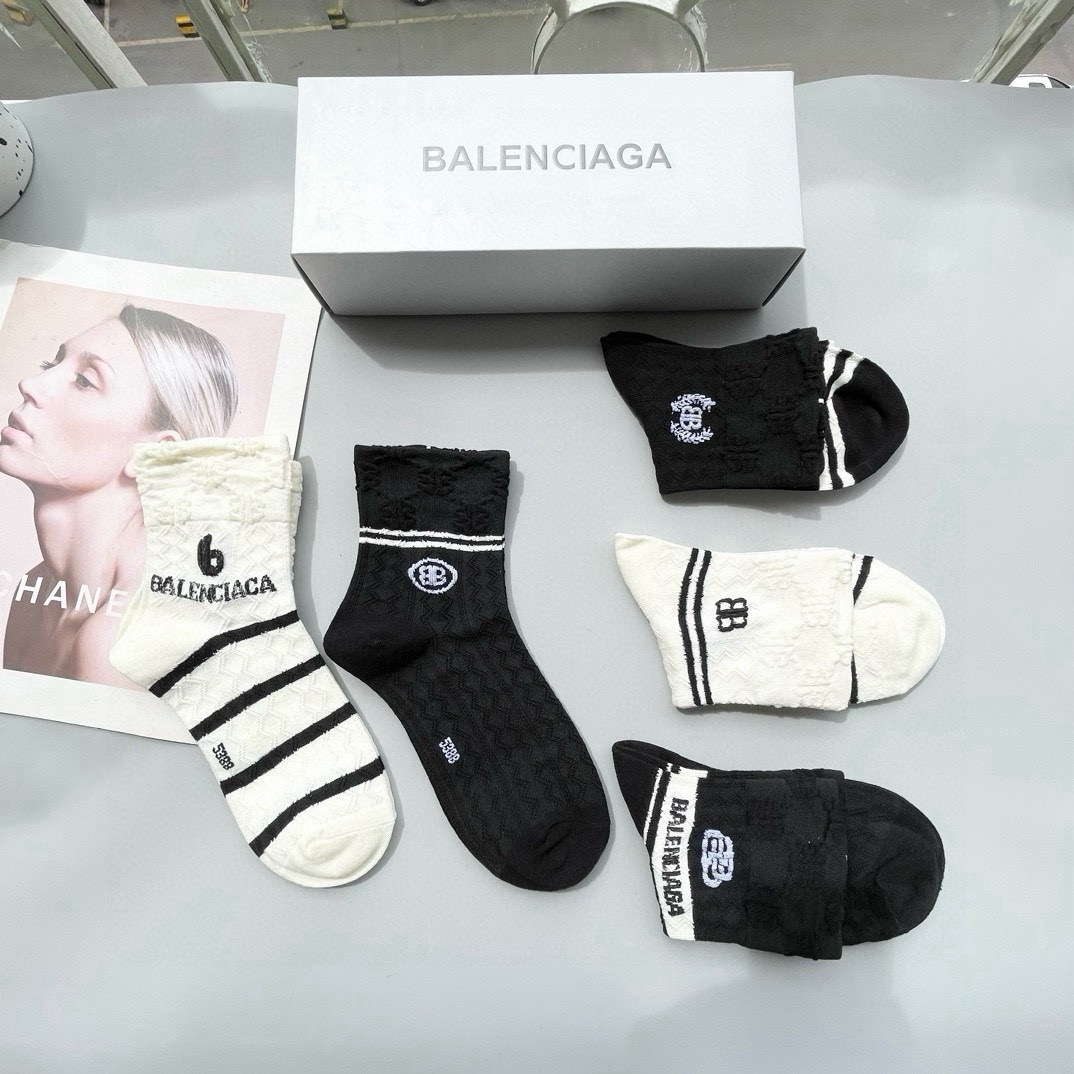 配包装【一盒五双】BALENCIAGA · 巴黎世家🌟 高品质。好看到爆炸欧美大牌中筒袜。男女款🌟潮人必