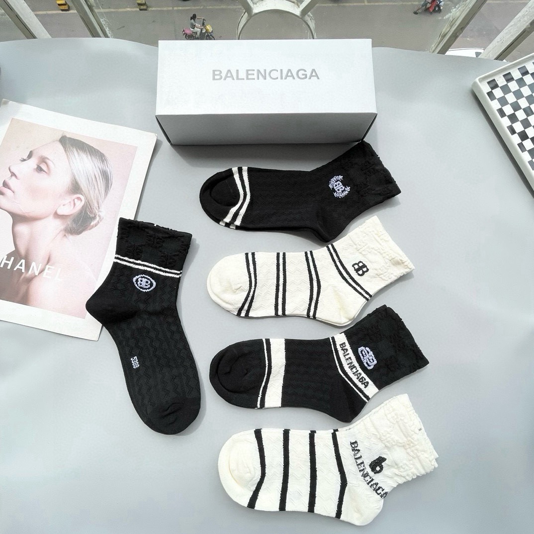 配包装【一盒五双】BALENCIAGA · 巴黎世家🌟 高品质。好看到爆炸欧美大牌中筒袜。男女款🌟潮人必