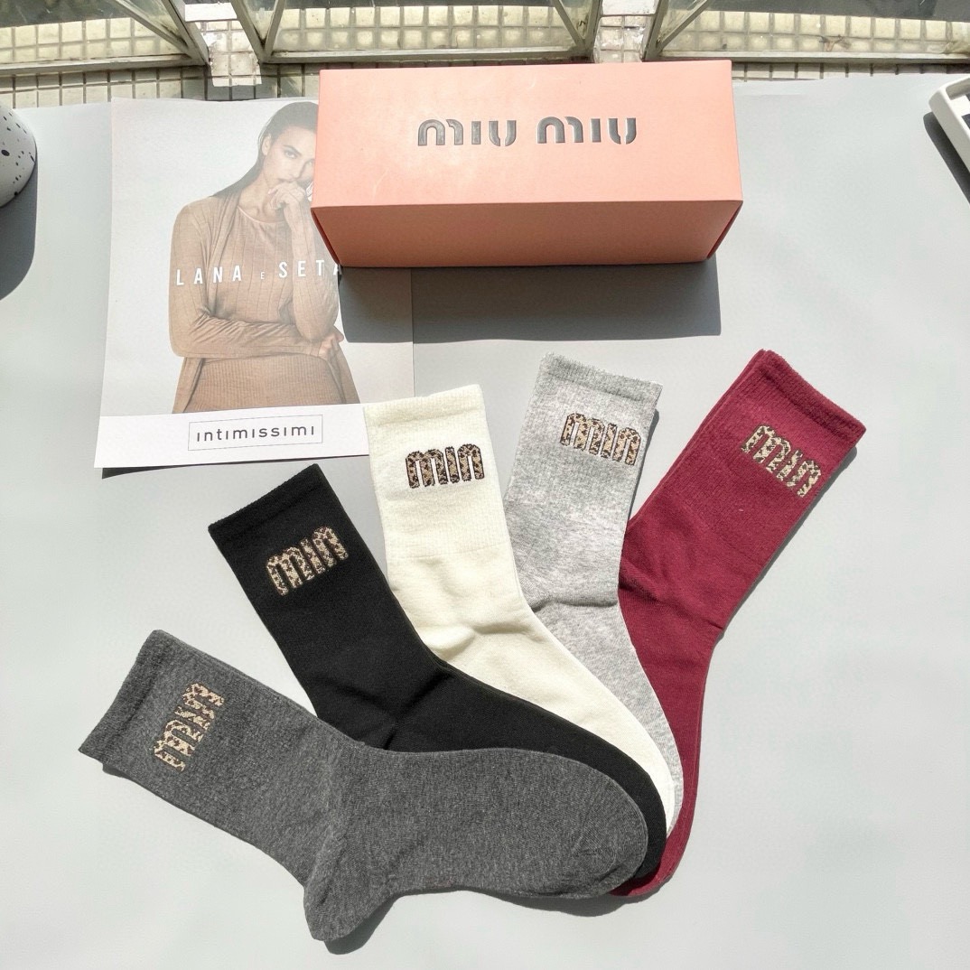 配包装【一盒五双】miumiu · 缪缪❗️高品质。超级爆款网红袜子❗️miu家官网同步饰品字母中筒袜，