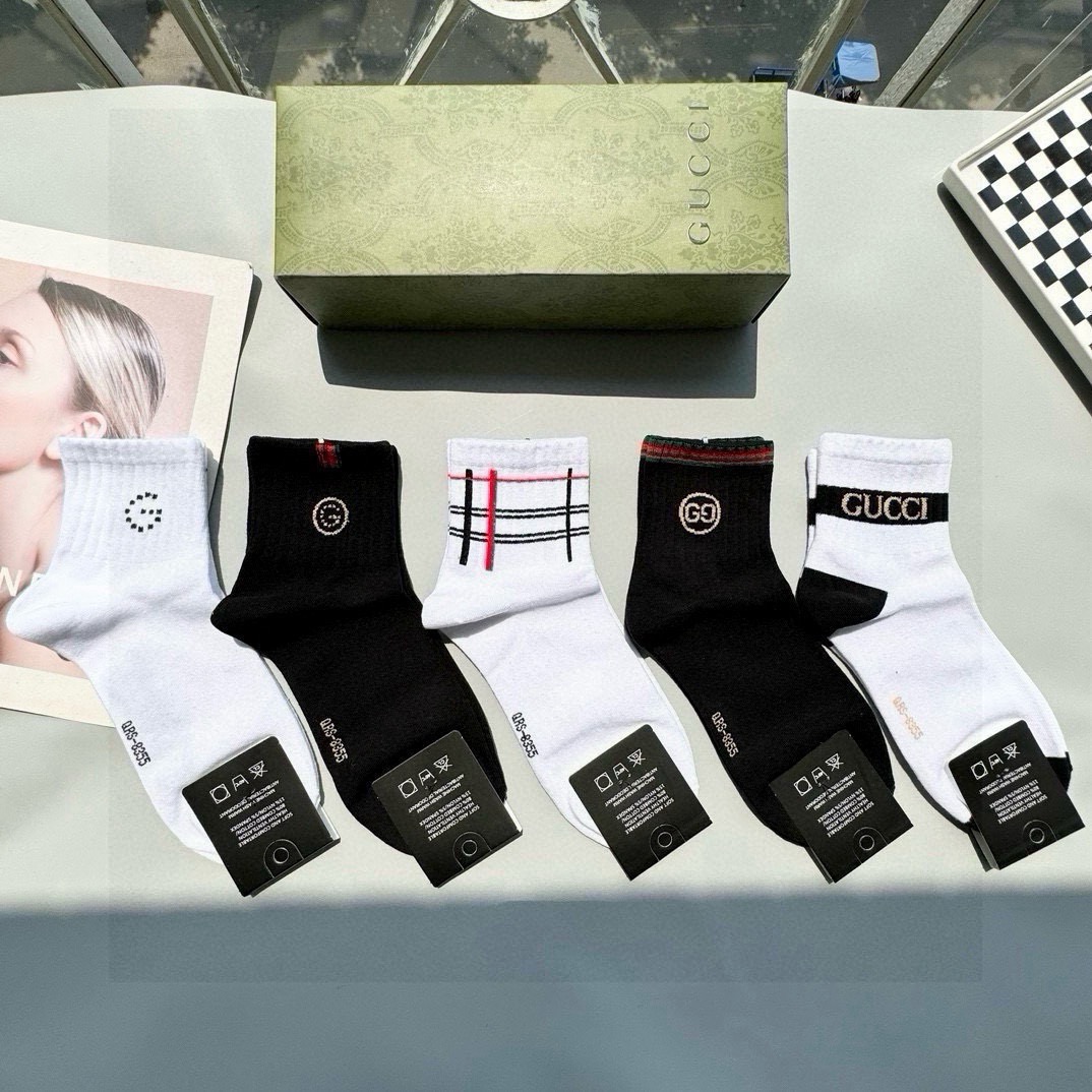 NO:813084,Comes with packaging [five pairs in a box] Gucci Gucci. It is a must-have counter-purchase quality mid-calf socks for fashionistas from big-name European and American brands. They are super stylish when paired with them. They are so fashionable~~ Recommended, recommended, recommended~~ A must-have fashionable item!  !  !  socks, stockings, socks, gucci, socks19860909配包装【一盒五双】Gucci 古奇 好看到爆炸欧美大牌中筒袜潮人必不能少的专柜代购品质 中筒袜子 ,搭配起来超高逼格 时髦度爆表啊啊啊啊～～推荐推荐推荐～～必入时髦小单品！！！袜子,丝袜,袜子,gucci,socks,accessory