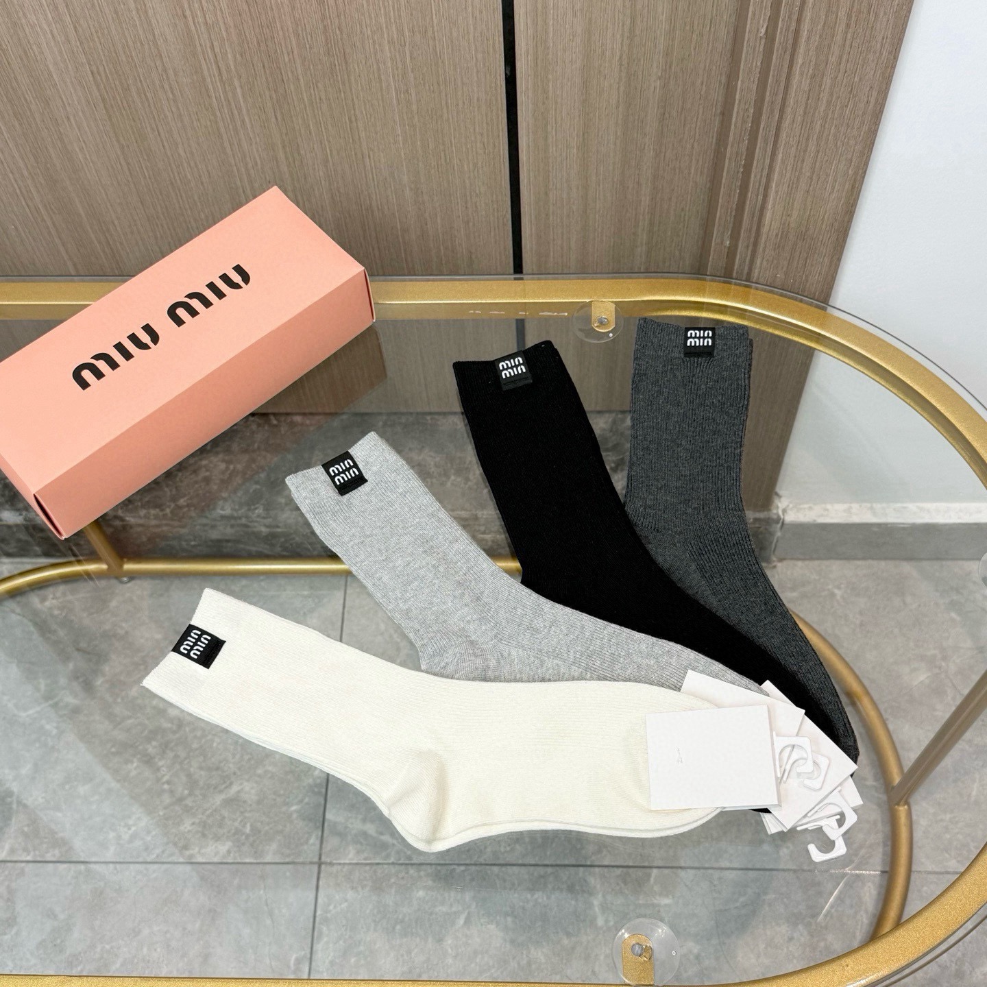 配包装【一盒四双】MIUMIU 缪缪高版本 ～好看到爆炸 MIUMIU 袜子。双针烫印中筒袜，超精致。。