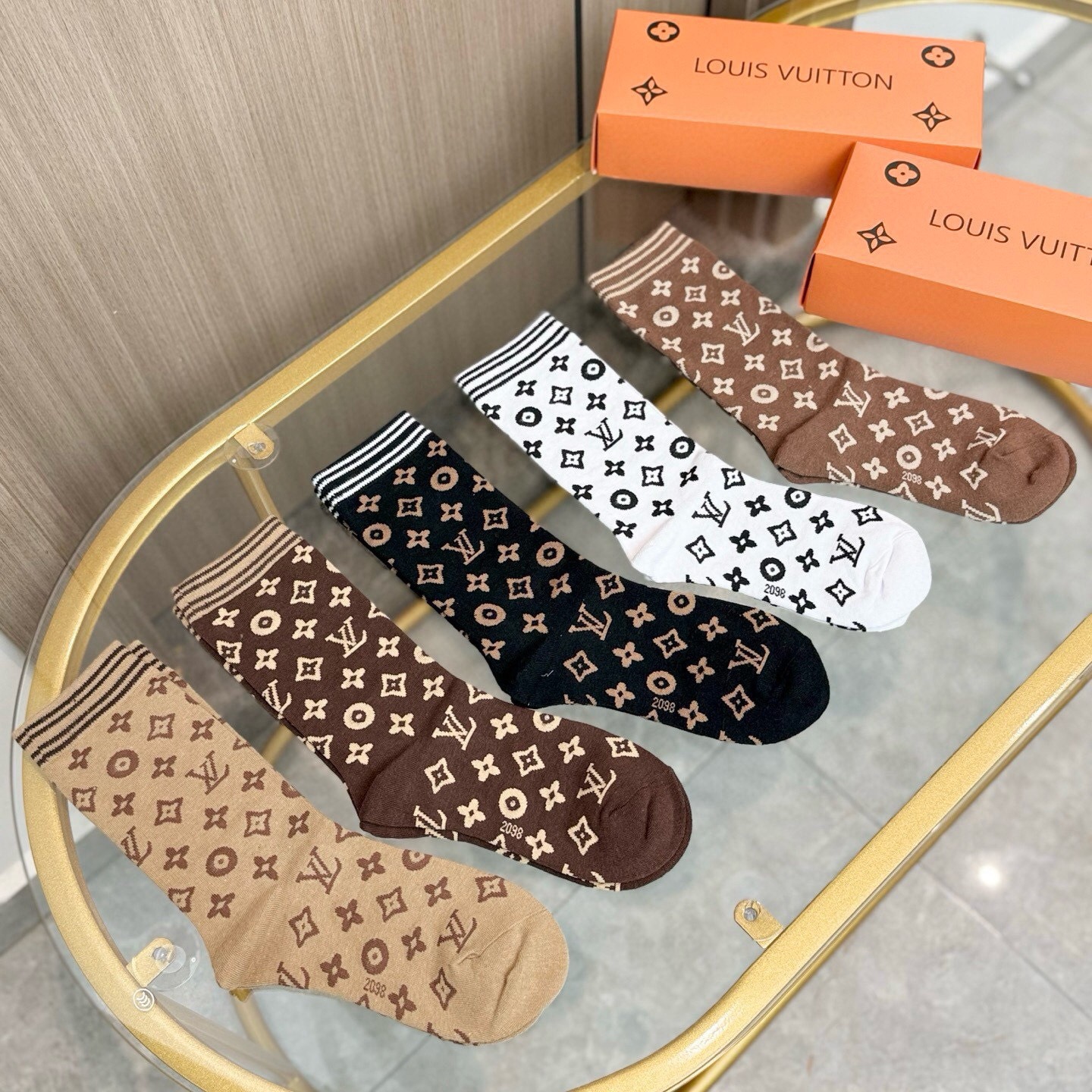 配包装【一盒五双】🌟LV 路易威登 爆款 长筒袜🌟高版本 ～好看到爆炸 欧美大牌长筒袜。🌟潮人必不能少的