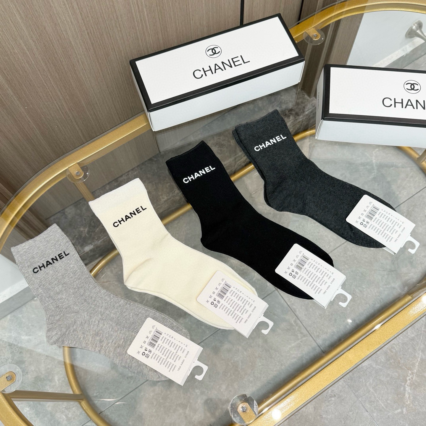 配包装【一盒四双】CHANEL 香奈儿高版本 ～好看到爆炸 CHANEL 袜子。双针烫印中筒袜，超精致。