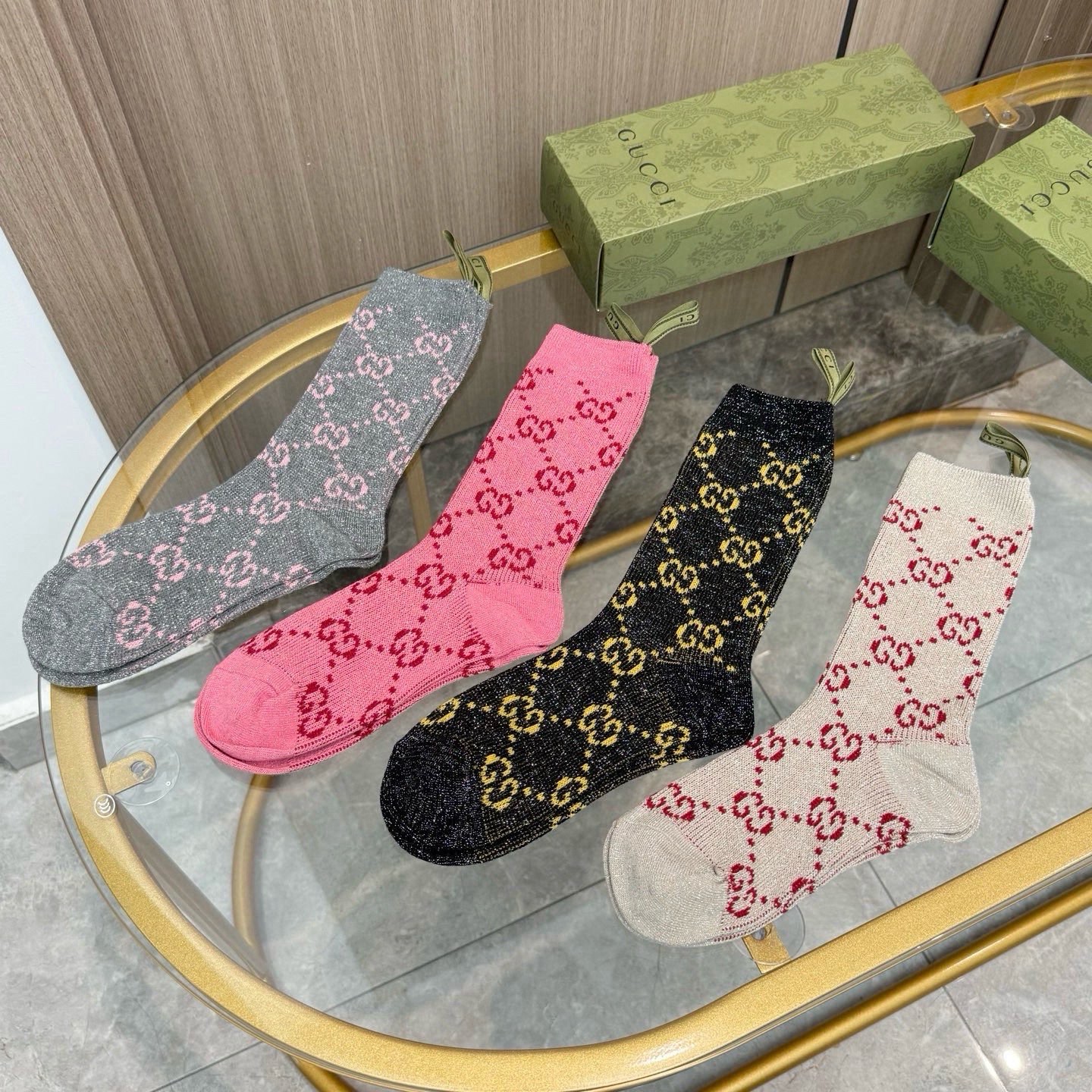 配包装【一盒四双】。 Gucci 古奇GG限量系列～Gucci的GG系列都没有让人失望过，这次运动风格展