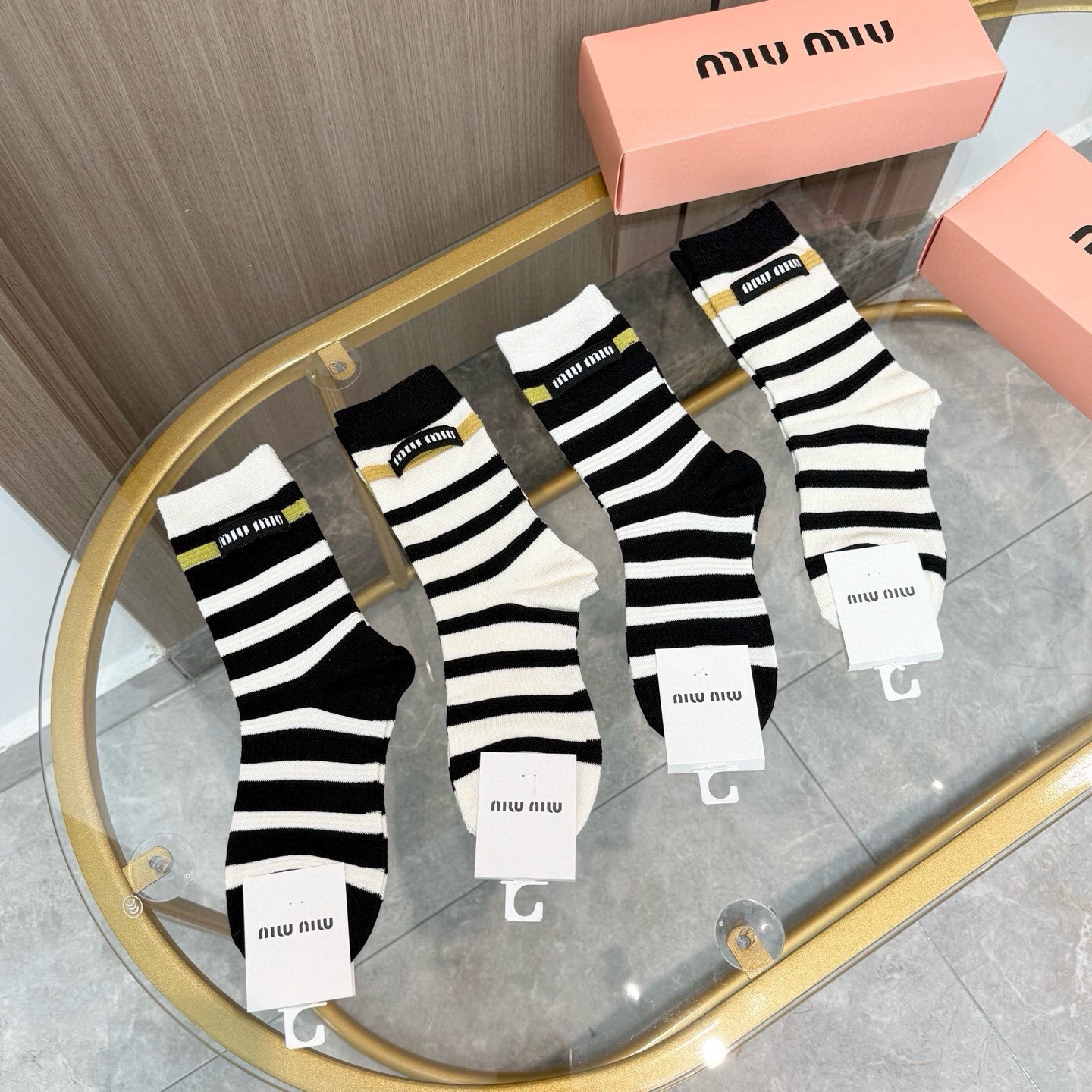 配包装【一盒四双】miumiu · 缪缪❗️高品质。超级爆款网红袜子❗️miu家官网同步饰品字母中筒袜，