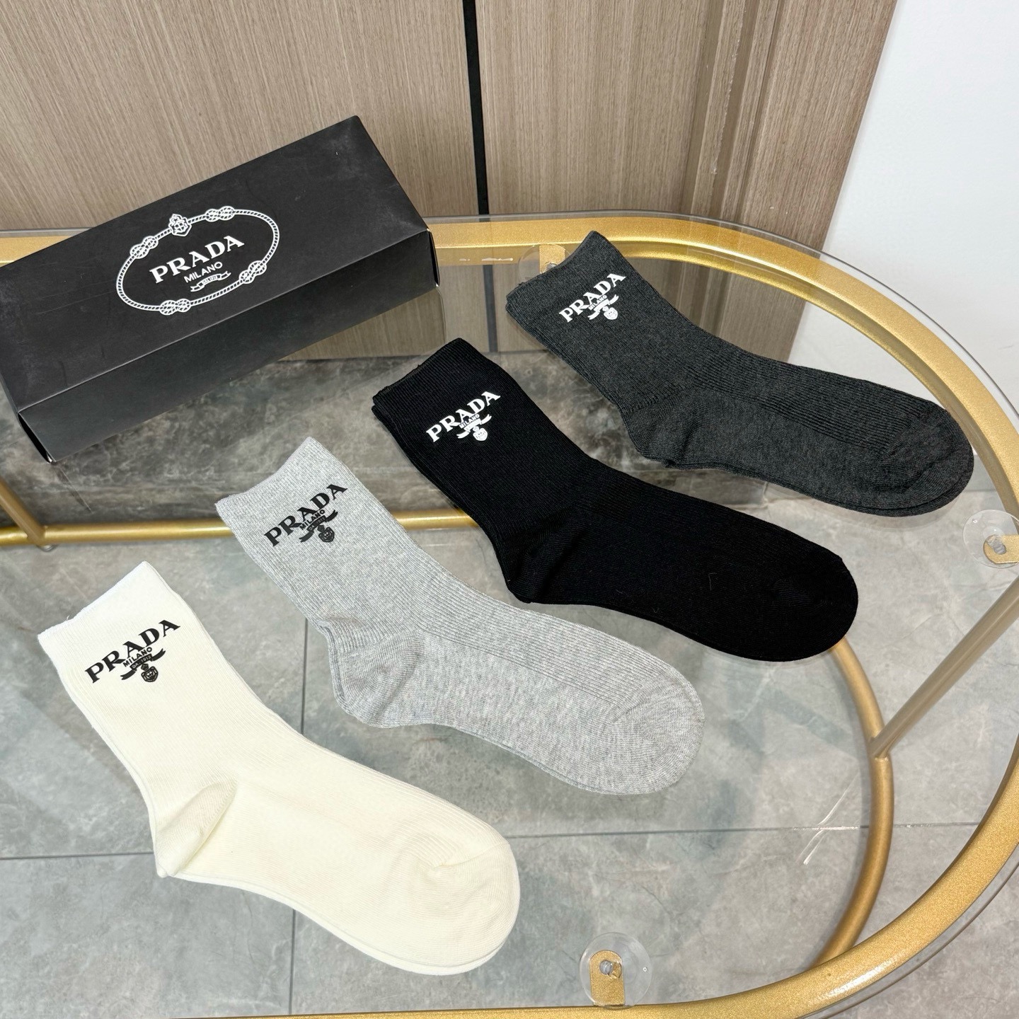 配包装【一盒四双】PRADA 普拉达高版本 ～好看到爆炸 PRADA 袜子。双针烫印中筒袜，超精致。。潮
