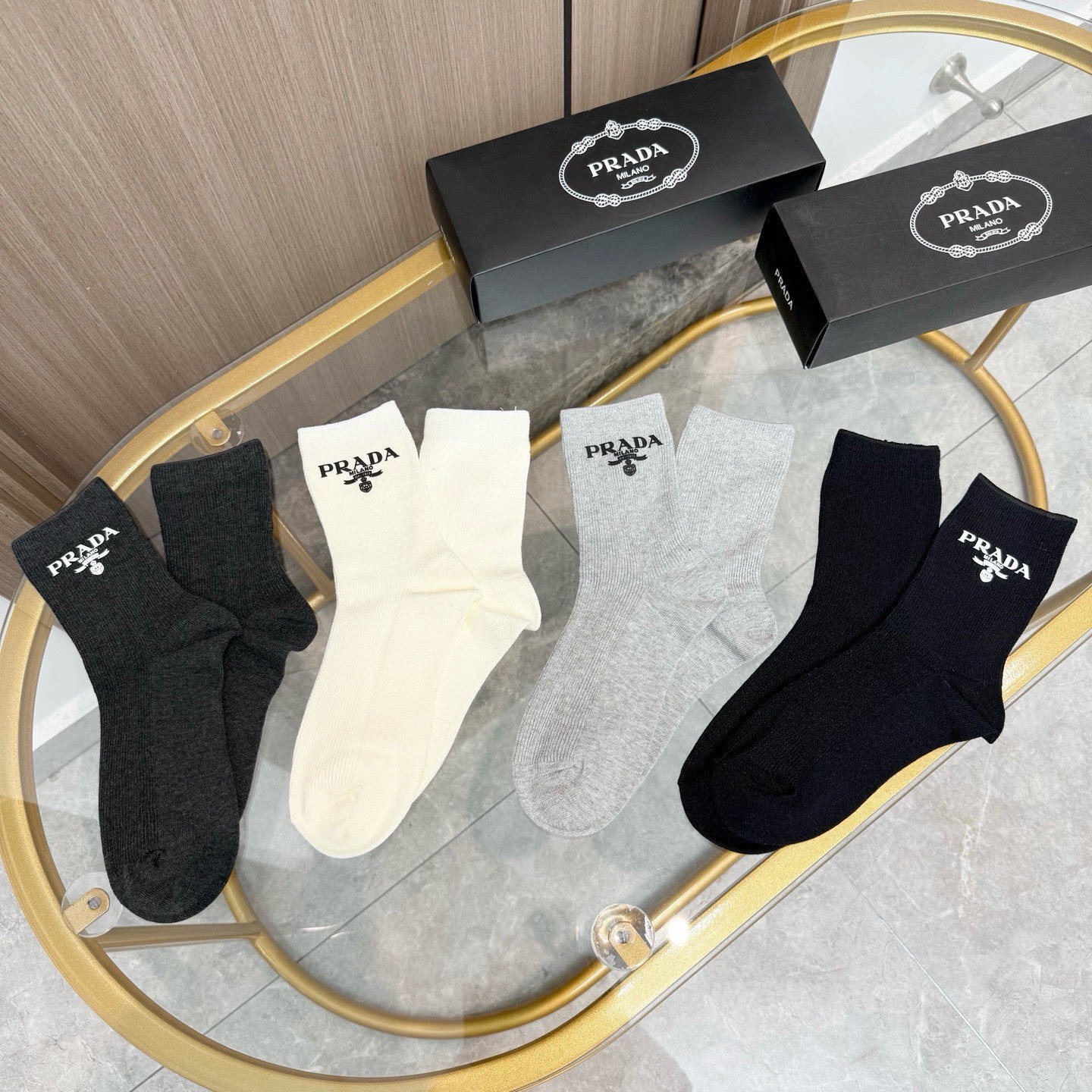 配包装【一盒四双】PRADA 普拉达高版本 ～好看到爆炸 PRADA 袜子。双针烫印中筒袜，超精致。。潮