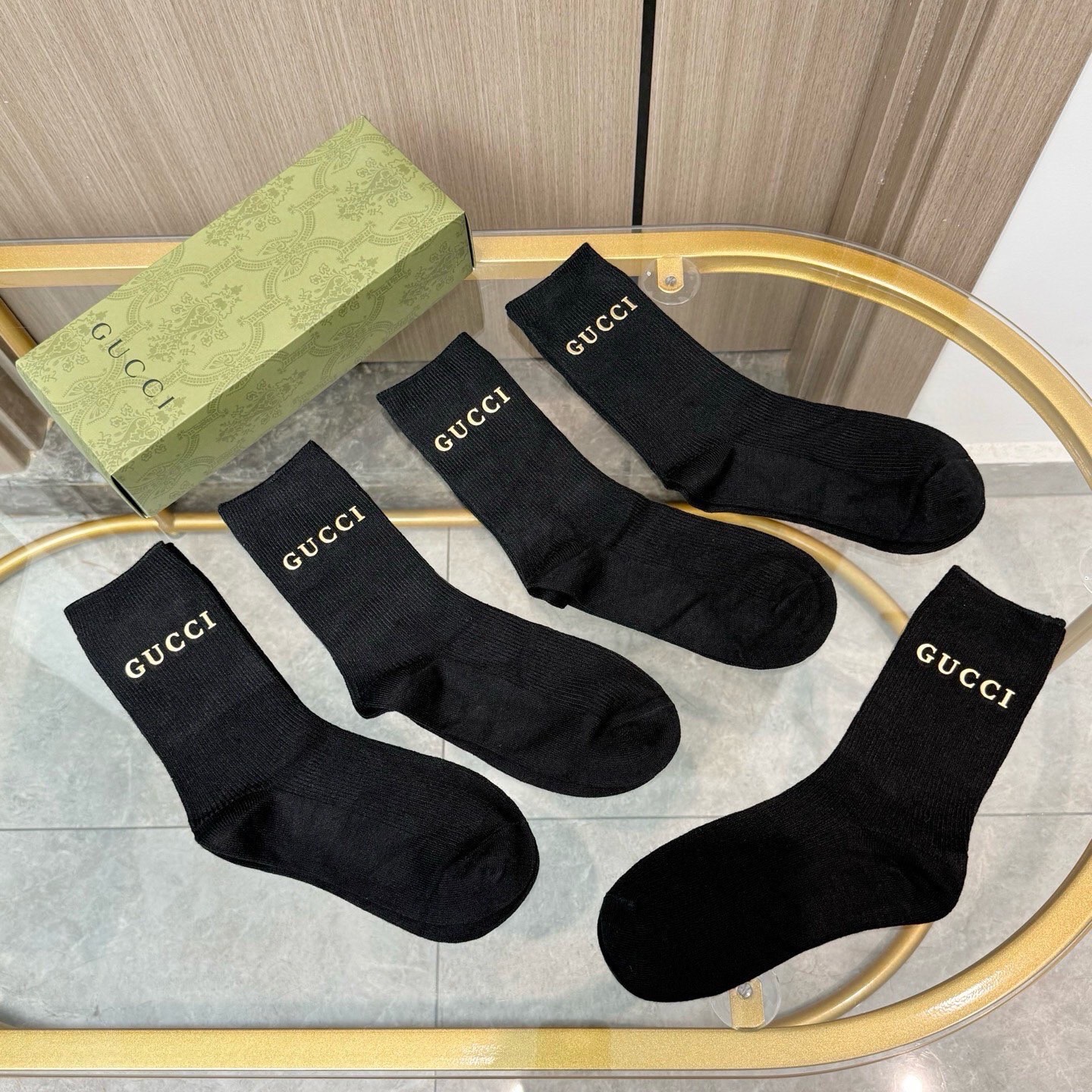配包装【一盒五双】GUCCI 古奇高版本 ～好看到爆炸 GUCCI 袜子。双针烫印羊绒中筒袜，超软糯。。