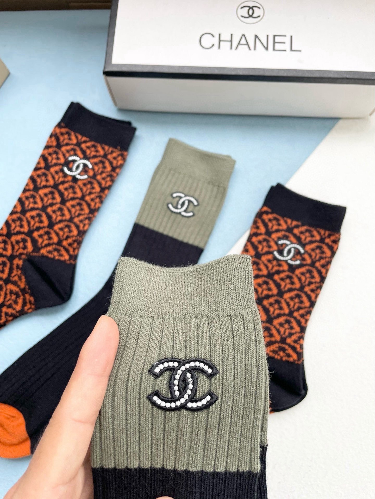 配包装【一盒四双】CHANEL · 香奈儿❗️高品质。超级爆款网红袜子❗️小香家官网同步饰品字母中筒袜，