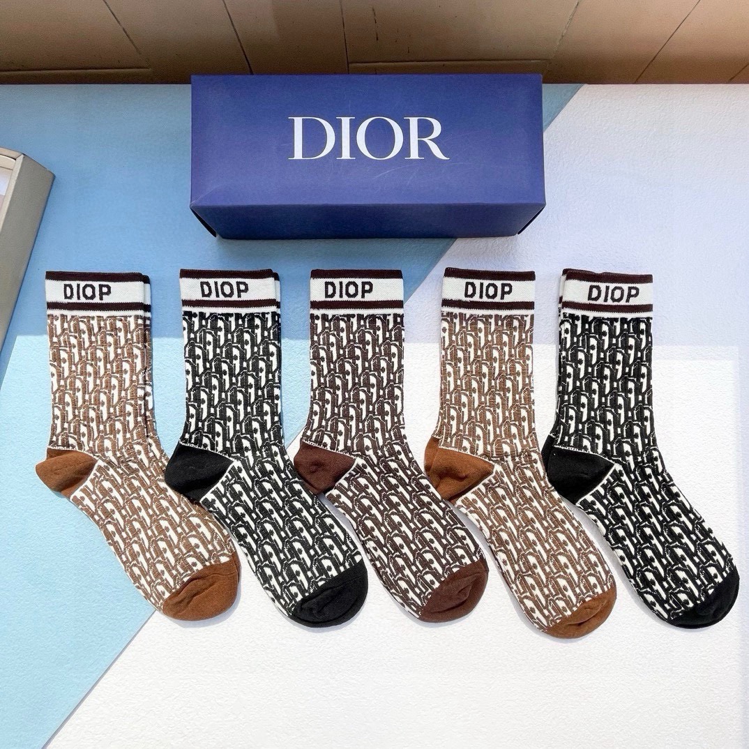 NO:813530,Comes with packaging [five pairs in a box] European and American big-name Dior Dior. The high-quality high-high socks for men and women from European and American big-name brands are indispensable for fashionistas. They are super high-quality when paired with them. They are so fashionable~~ Recommended, recommended, recommended~~ A must-have fashionable item!  !  !  socks, stockings, socks, dior, dior, socks19860909配包装【一盒五双】欧美大牌 Dior迪奥 好看到爆炸欧美大牌高筒袜男女款潮人必不能少的专柜代购品质高筒袜子 ,搭配起来超高逼格 时髦度爆表啊啊啊啊～～推荐推荐推荐～～必入时髦小单品！！！袜子,丝袜,袜子,dior,dior,socks,accessory