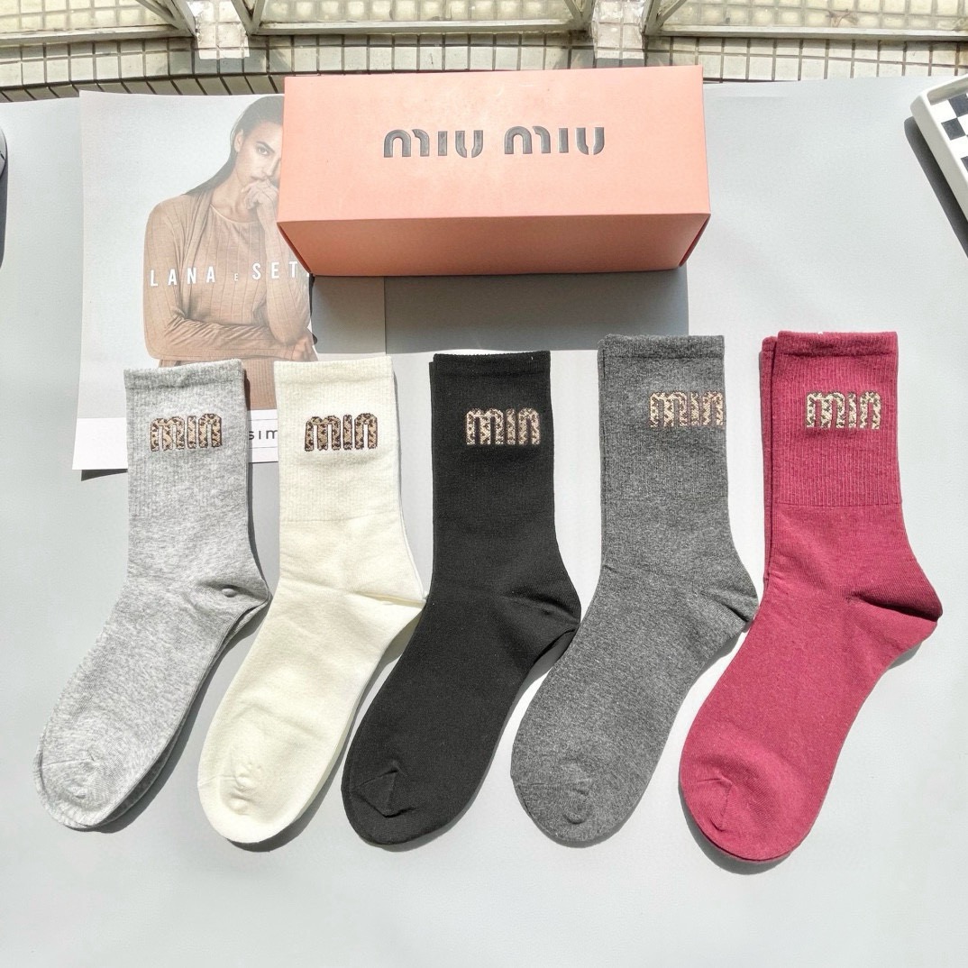 配包装【一盒五双】miumiu · 缪缪❗️高品质。超级爆款网红袜子❗️miu家官网同步饰品字母中筒袜，