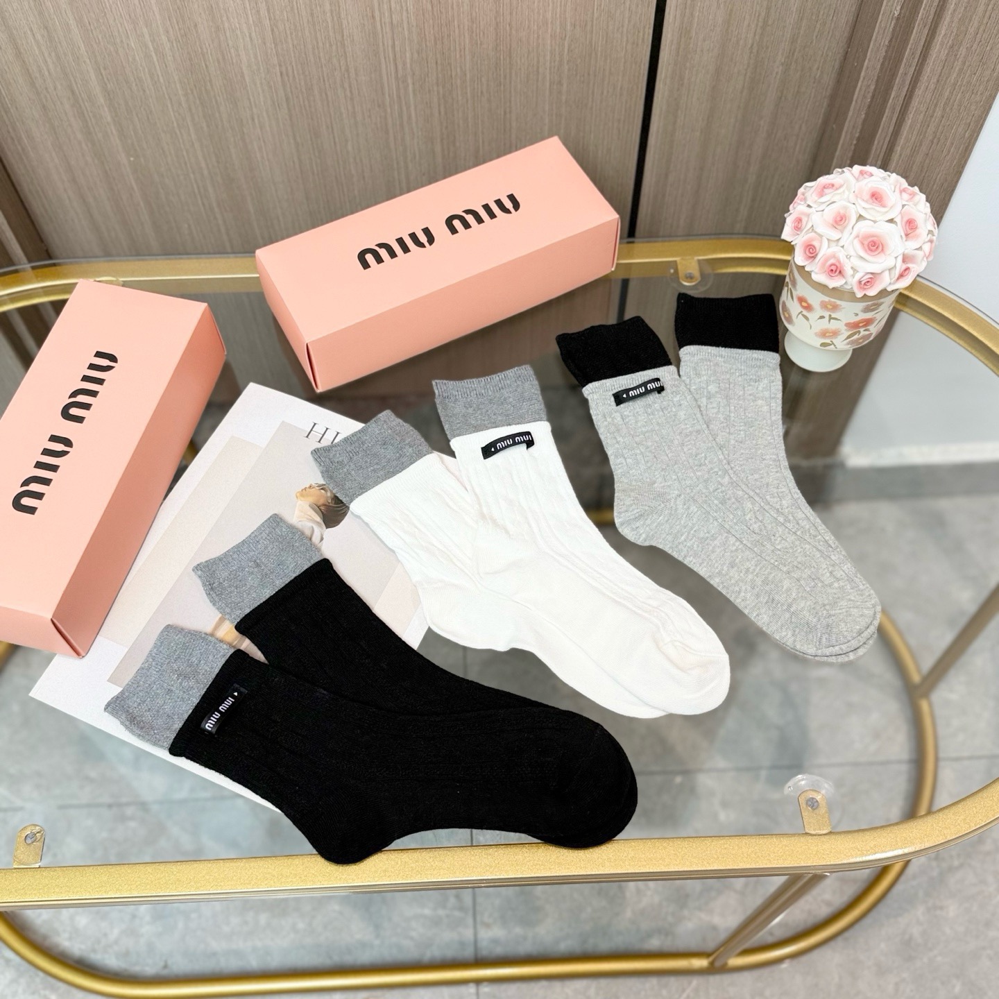 配包装【一盒三双】miumiu · 缪缪❗️高品质。超级爆款网红袜子❗️miu家官网同步饰品字母中筒袜，