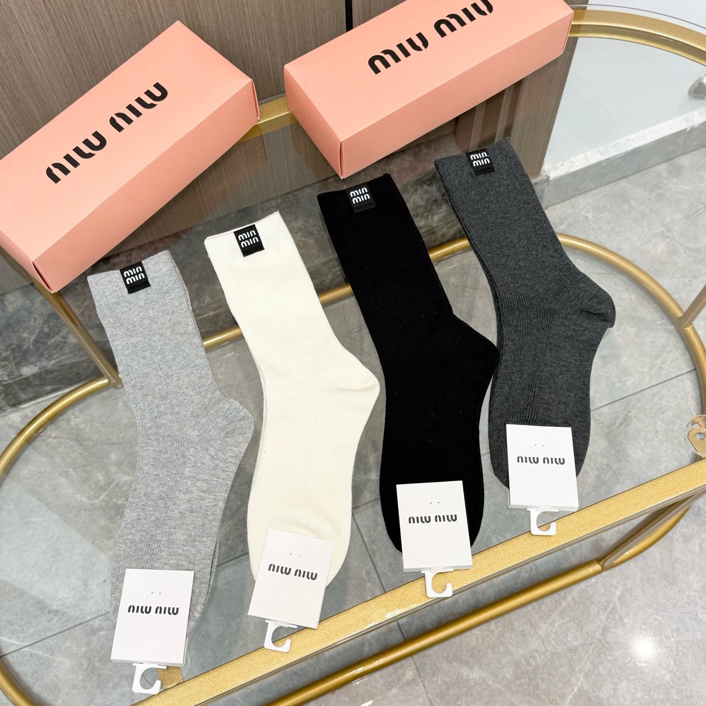配包装【一盒四双】MIUMIU 缪缪高版本 ～好看到爆炸 MIUMIU 袜子。双针烫印中筒袜，超精致。。