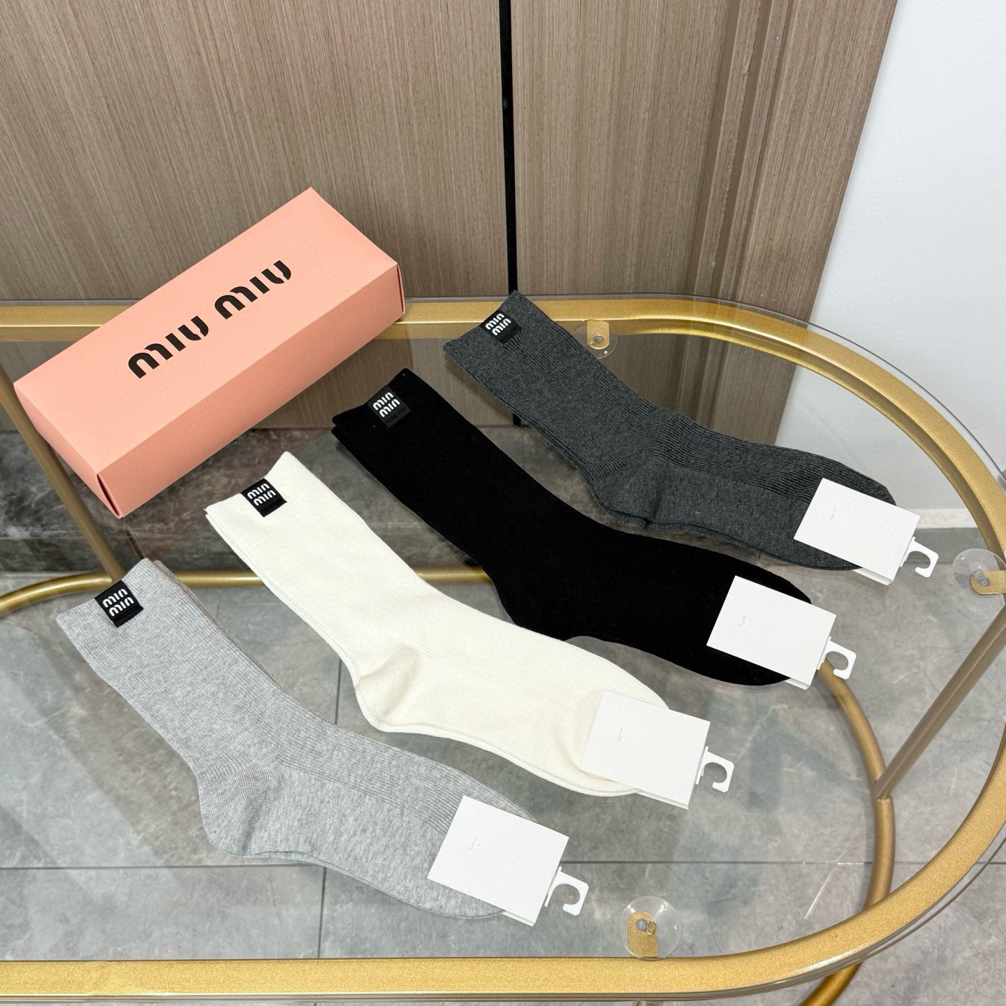 配包装【一盒四双】MIUMIU 缪缪高版本 ～好看到爆炸 MIUMIU 袜子。双针烫印中筒袜，超精致。。