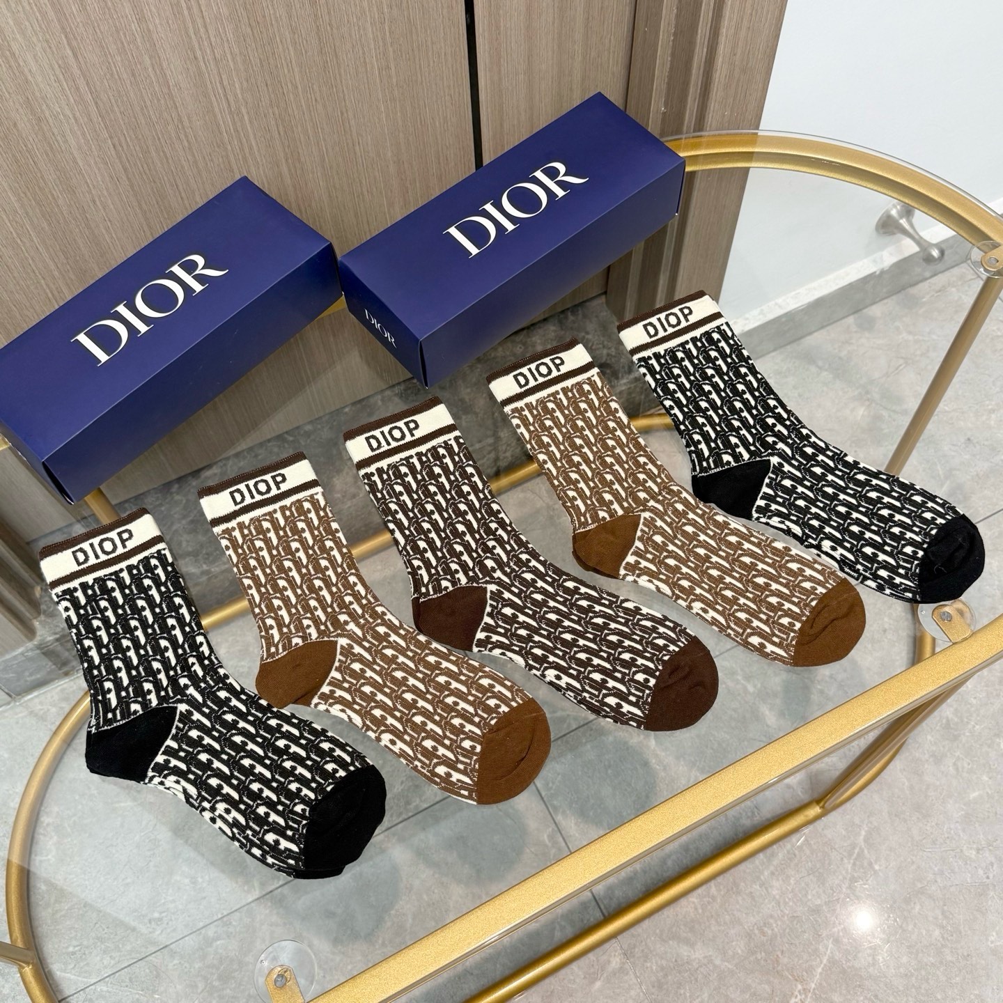 NO:813568,Comes with packaging [five pairs in a box] European and American big-name Dior Dior. The high-quality high-high socks for men and women from European and American big-name brands are indispensable for fashionistas. They are super high-quality when paired with them. They are so fashionable~~ Recommended, recommended, recommended~~ A must-have fashionable item!  !  !  socks, stockings, socks, dior, dior, socks19860909配包装【一盒五双】欧美大牌 Dior迪奥 好看到爆炸欧美大牌高筒袜男女款潮人必不能少的专柜代购品质高筒袜子 ,搭配起来超高逼格 时髦度爆表啊啊啊啊～～推荐推荐推荐～～必入时髦小单品！！！袜子,丝袜,袜子,dior,dior,socks,accessory