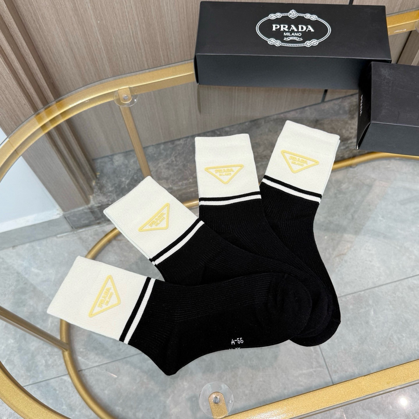 配包装【一盒四双】🌟PRADA 普拉达 爆款高筒袜🌟高版本 ～好看到爆炸 欧美大牌高筒袜。🌟潮人必不能少