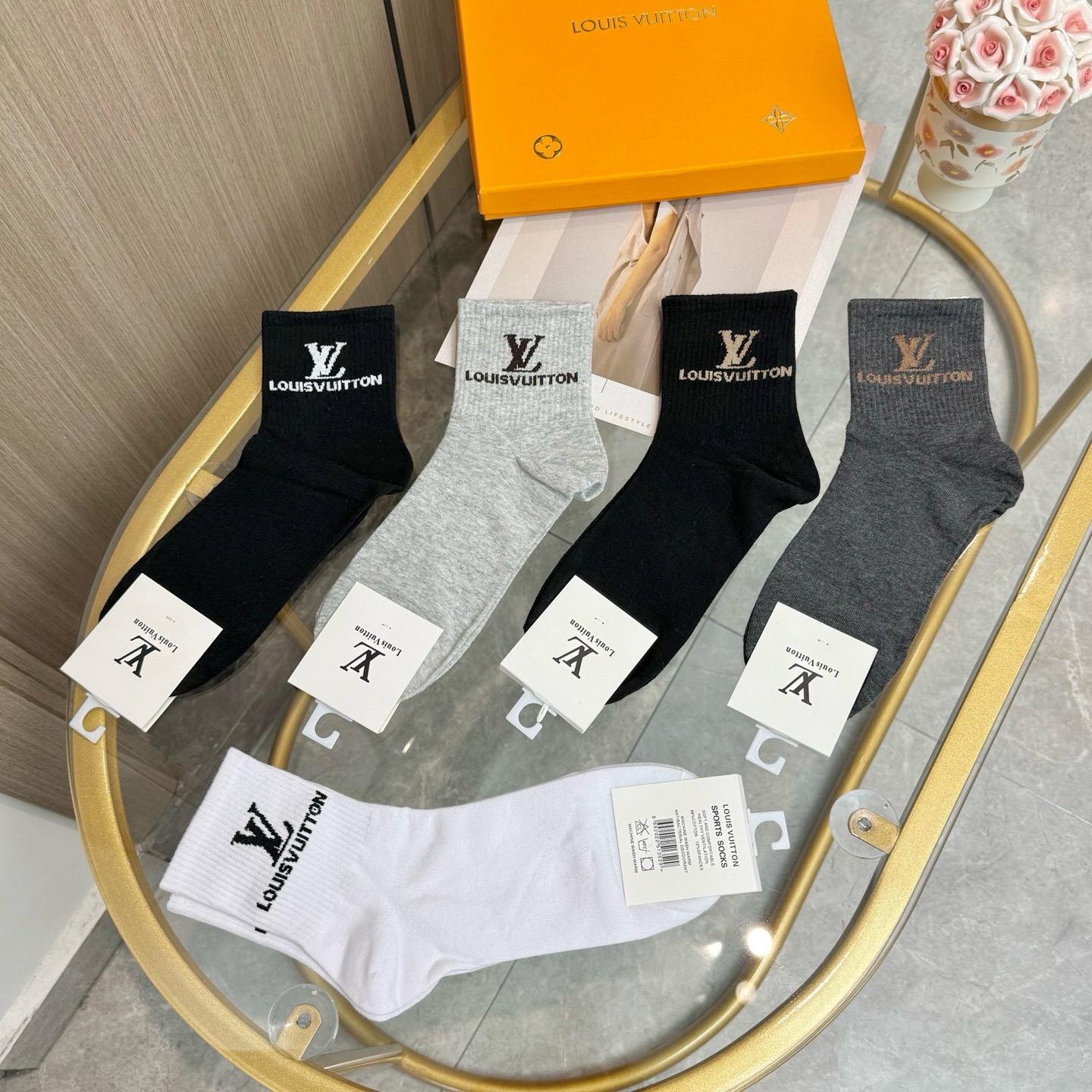 配包装【一盒五双】🌟LV 路易威登 爆款 中筒袜🌟高版本 ～好看到爆炸 欧美大牌中筒袜。🌟潮人必不能少的