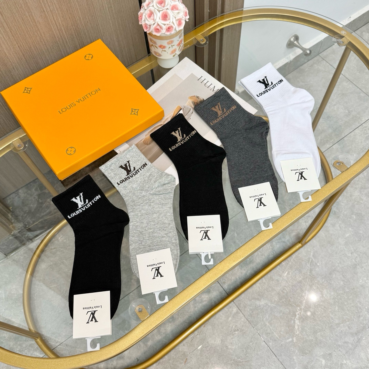 NO:813588,Comes with packaging [five pairs in a box] LV Louis Vuitton's popular mid-calf socks, high version ~ good to see. European and American big-name mid-calf socks are indispensable for fashionistas. They are counter-purchased quality socks. They are super stylish when paired together. They are so fashionable~~ Recommended, recommended, recommended~~ A must-have fashionable item!  !  socks, stockings, socks, louis vuitton, louis vuitton, socks19860909配包装【一盒五双】LV 路易威登 爆款 中筒袜高版本 ～好看到爆炸 欧美大牌中筒袜潮人必不能少的专柜代购品质 袜子 ,搭配起来超高逼格 时髦度爆表啊啊啊啊～～推荐推荐推荐～～必入时髦小单品！！袜子,丝袜,袜子,louis vuitton,louis vuitton,socks,accessory
