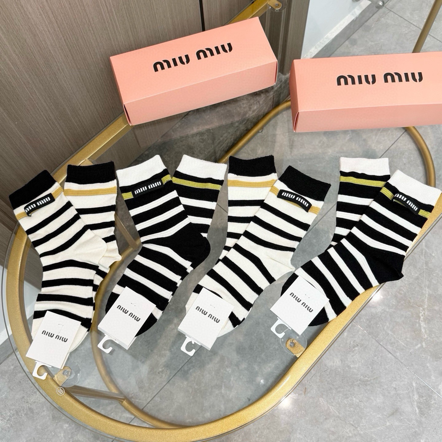 配包装【一盒四双】miumiu · 缪缪❗️高品质。超级爆款网红袜子❗️miu家官网同步饰品字母中筒袜，