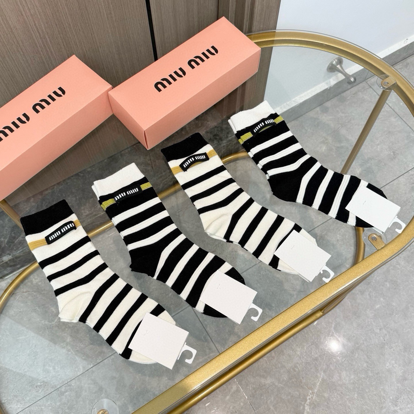 NO:813607,Comes with packaging [four pairs in a box] miumiu · Miu Miu high-quality super popular Internet celebrity socks miu home official website synchronized jewelry letter socks, ins star Internet celebrities recommend extremely popular pure cotton material, light, soft and breathable, suitable for all seasons, European and American big-name street essential socks, stockings, socks, miumiu, socks19860909配包装【一盒四双】miumiu · 缪缪高品质超级爆款网红袜子miu家官网同步饰品字母中筒袜,ins明星网红推荐火爆至极纯棉材质,轻薄柔软透气,四季通用,欧美大牌街头必备袜子,丝袜,袜子,miumiu,socks,accessory