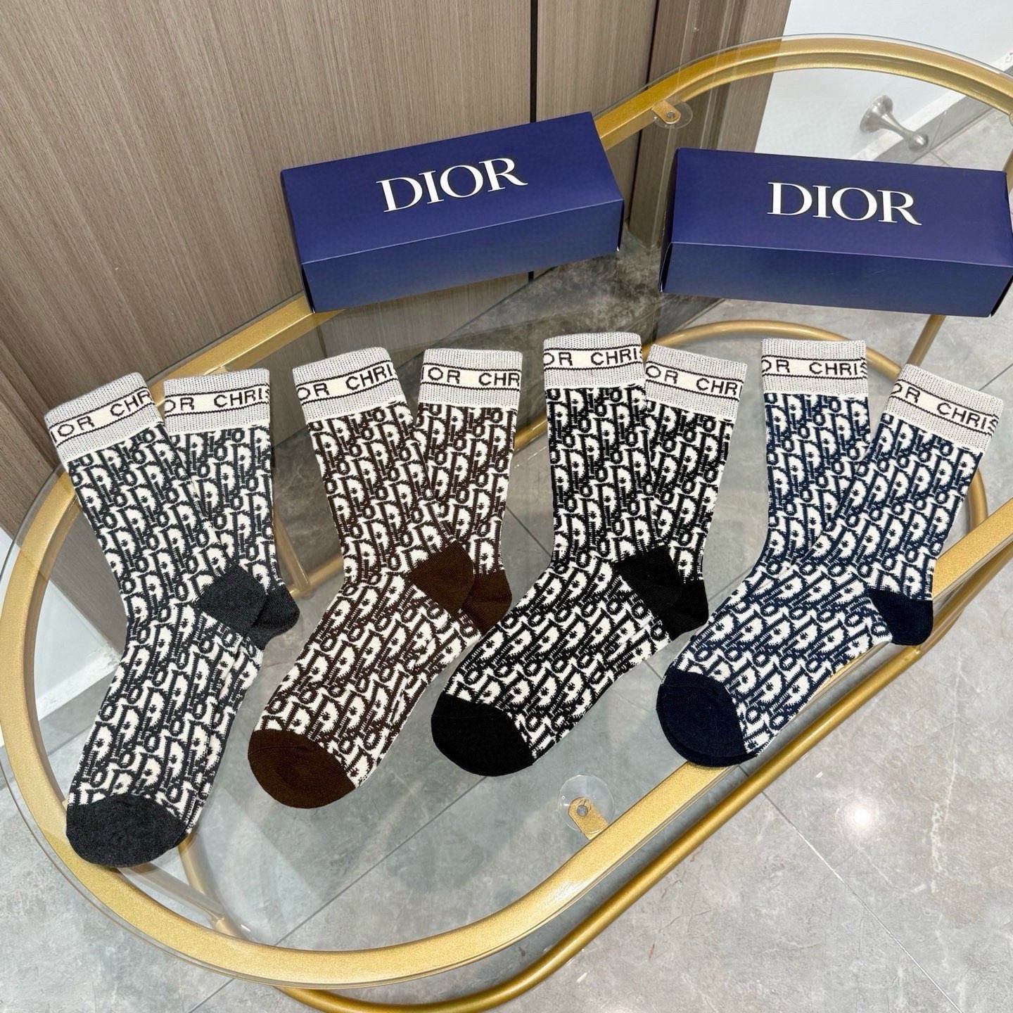配包装【一盒四双】DIOR 迪奥高版本 ～好看到爆炸 Dior 袜子。羊绒袜，超软糯。。潮人必不能少的 